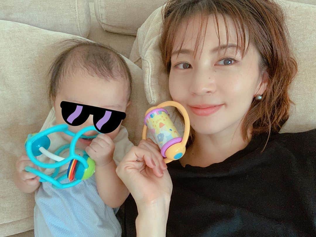 のインスタグラム：「赤ちゃんがついに寝返りしました👶月齢の割に早く生まれたから、まだ遅めなのかなーって思ってたら、夜中にうっうっ！て聞こえて✨ 大丈夫か！？と思って見たら寝返り❤️おめでとーう！ . . . 私の持ってる、リンリンなるおもちゃに夢中になって寝返れたみたい。「初めて」に立ち会えて良かった😊 . . . #baby #寝返り」