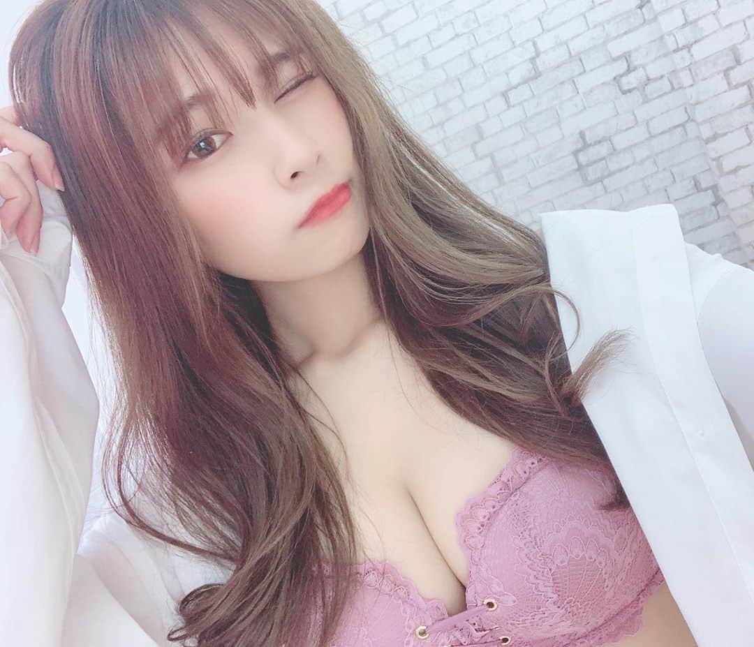 のインスタグラム：「﻿ 彼シャツにランジェリーは﻿ えちですね🙊﻿ ﻿ ﻿ ﻿ ﻿ ﻿ ﻿ ﻿ #彼シャツ #ワイシャツ #shirt #shirtstyle ﻿ #ランジェリー #下着 #lingerie #lingeriemodel ﻿ #撮影会 #撮影会モデル #グラビア撮影 #グラドル﻿ #グラビア #グラビアアイドル #グラビアモデル ﻿ #gravure #gravureidol #sexy #sexystyle ﻿ #セクシー #おフェロ #えっちなお姉さん ﻿ #美乳 #巨乳 #谷間 #可愛い﻿ #ゆる巻き #ロングヘア #ウィンク #ビジョビ」