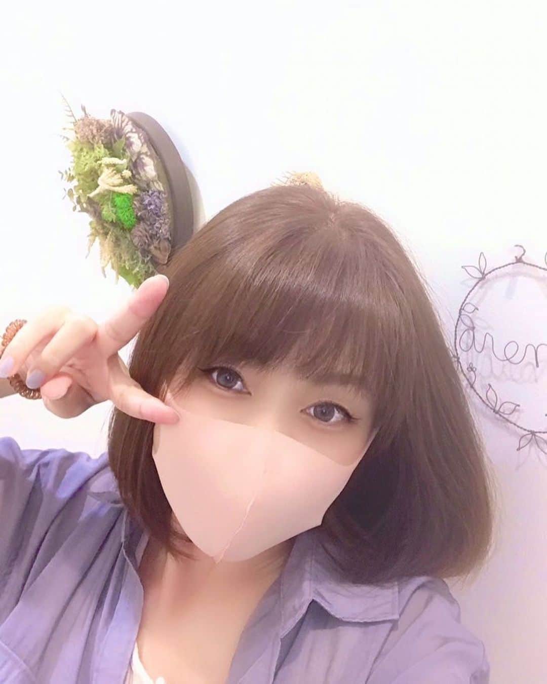 富岡美羽のインスタグラム：「お仕事の前に美容室でカラーリング💕いつものピンクベージュで💖 ホントはもっとピンク色にしてみたいんだけどね😆w    そういえば10代の頃に赤に近い色にした事があったっけ（笑）  #桜すもも の紙芝居動画『河童の川流れ』みんな見てね❤️ ちなみに私はヒヨコのチーちゃんの声を演じてますょ🌈  ご視聴はこちら↓ https://m.youtube.com/watch?feature=youtu.be&v=sGBiB-mRfhI  朗読ドラマ『ブスでも愛してくれますか？』 予告編 （2分）も昨日から公開‼️ こちらも宜しくお願い致します❣️↓ https://m.youtube.com/watch?feature=youtu.be&v=LCSHoCXdxKc  高評価👍チャンネル登録お待ちしてます❣️  #ブス愛」