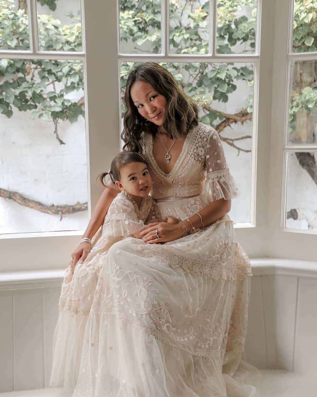 Mariko Kuoさんのインスタグラム写真 - (Mariko KuoInstagram)「One of my first pics from our new home had to be with my little munchkin.   This is another shot of us from our @theofficialpandora campaign twinning in these dreamy @needleandthreadlondon dresses 💕」8月31日 16時56分 - marikokuo