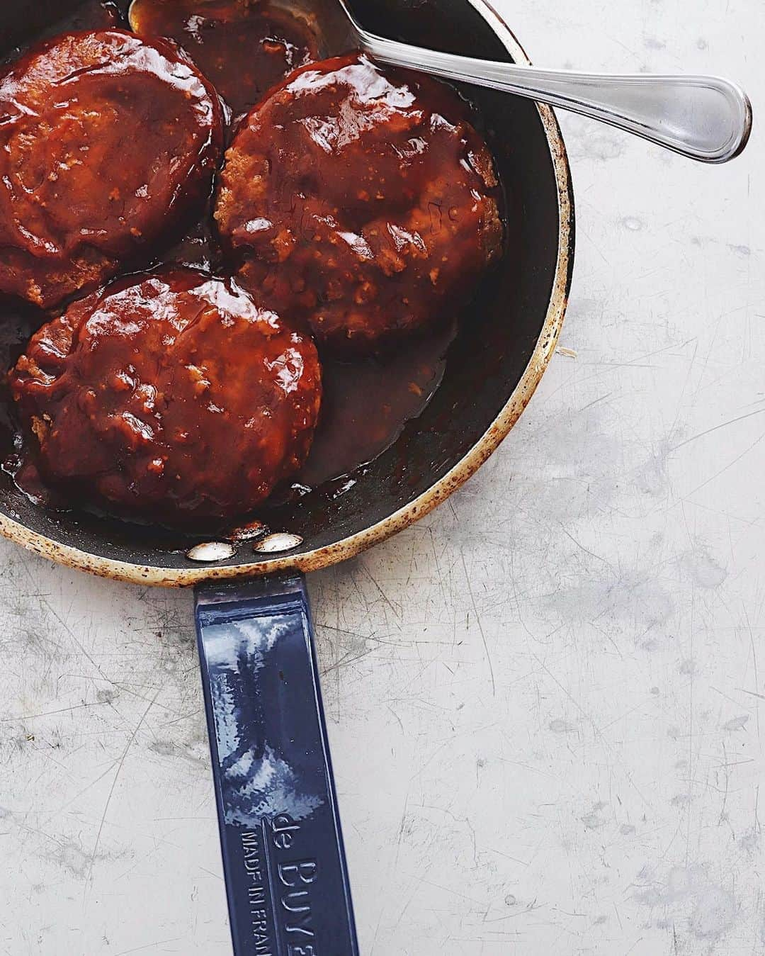 樋口正樹さんのインスタグラム写真 - (樋口正樹Instagram)「Hamburg steak . 夜ご飯のハンバーグ。 合い挽き肉と玉葱の シンプルなパティは ナツメグを効かせて。 ソースはウスターと トマトケチャップと 肉汁を合わて煮詰め、 メイプルシロップを 隠し味に加え甘めに。 . . #ハンバーグ #ハンバーグ好き #ハンバーグ部 #ご飯がすすむ #食いしん坊 #patty #Hamburgsteak」8月31日 16時59分 - higuccini