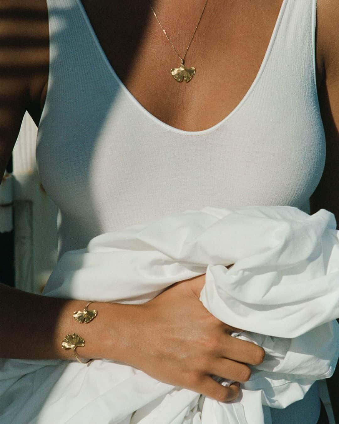 オーレリービダマンのインスタグラム：「Hello Monday ! #ginkgo #aureliebidermann」