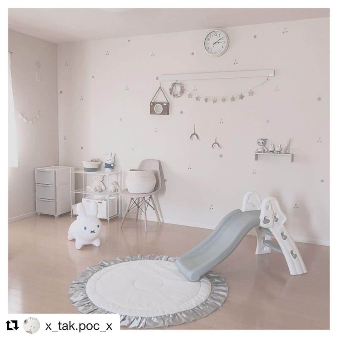 ［賃貸住宅シャーメゾン］のインスタグラム：「@x_tak.poc_x さんのシャーメゾンのお部屋🍀こちらは息子さんのスペースとして使われているそう💕すべり台や乗り物型のおもちゃなど、子供部屋らしいアイテムもグレイッシュな色合いでまとめられており、とても素敵な雰囲気のお部屋になっています✨ . #repost #実例 #シャーメゾン #シャーメゾンのお部屋 #積水ハウス #インテリア #スタイリング #シンプル #ラグジュアリー #リビング #アクセントクロス #子ども部屋 #shamaison #styling #simple #relax #luxuary #interiordesign #livingroom #homedecor #livestagrammer #roomclip #instahome #kidsroominterior」