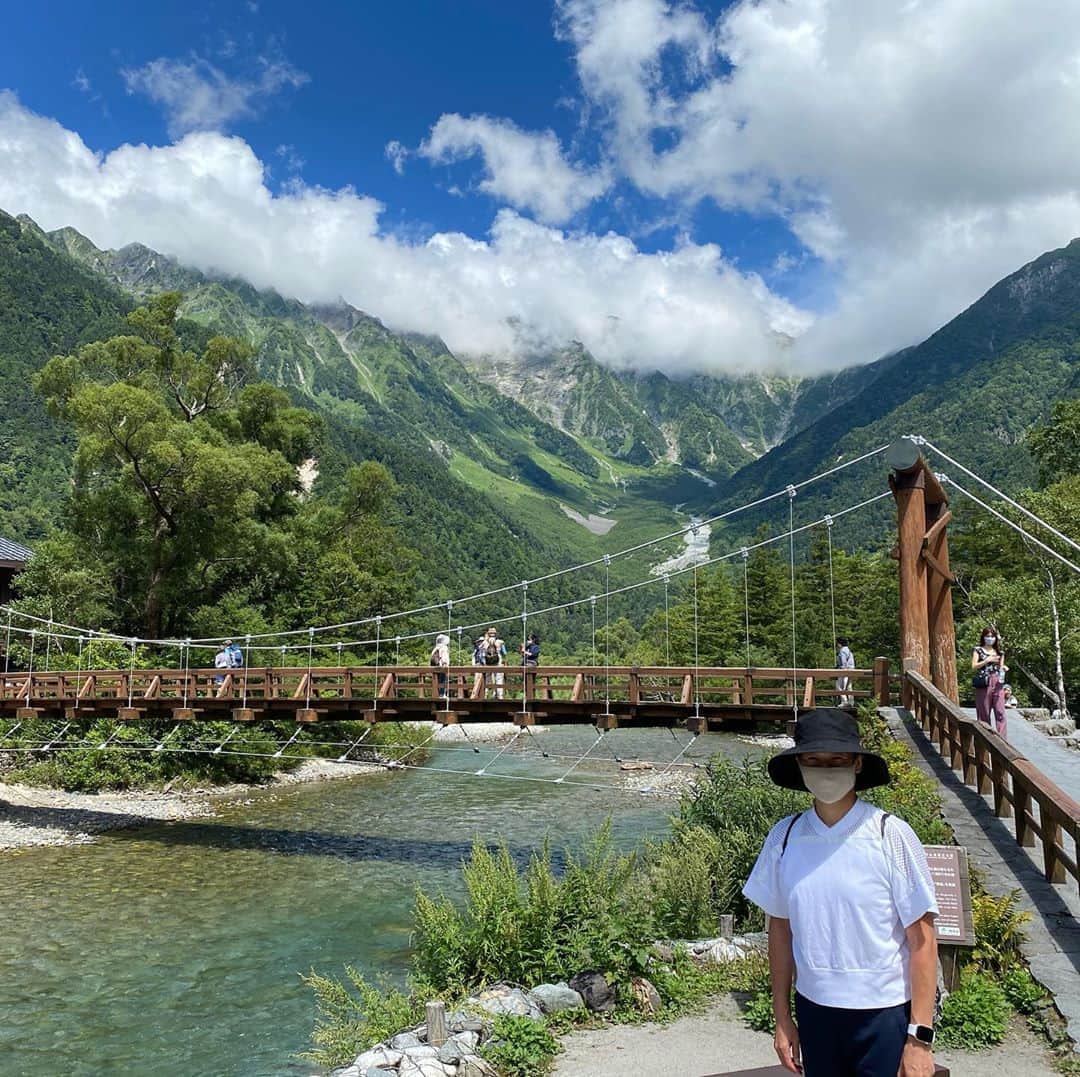 のインスタグラム：「夏の思い出Part4 上高地(Kamikochi,Nagano) #伊達公子 #kimikodate #テニス #テニスプレーヤー #テニスプレイヤー #tennis #tennisplayer #instatennis #上高地 ##kamikochi #上高地五千尺ホテル #五千尺ホテル #初めての上高地 #軽登山 #1760m #河童橋から #河童橋 #透き通った川の水」