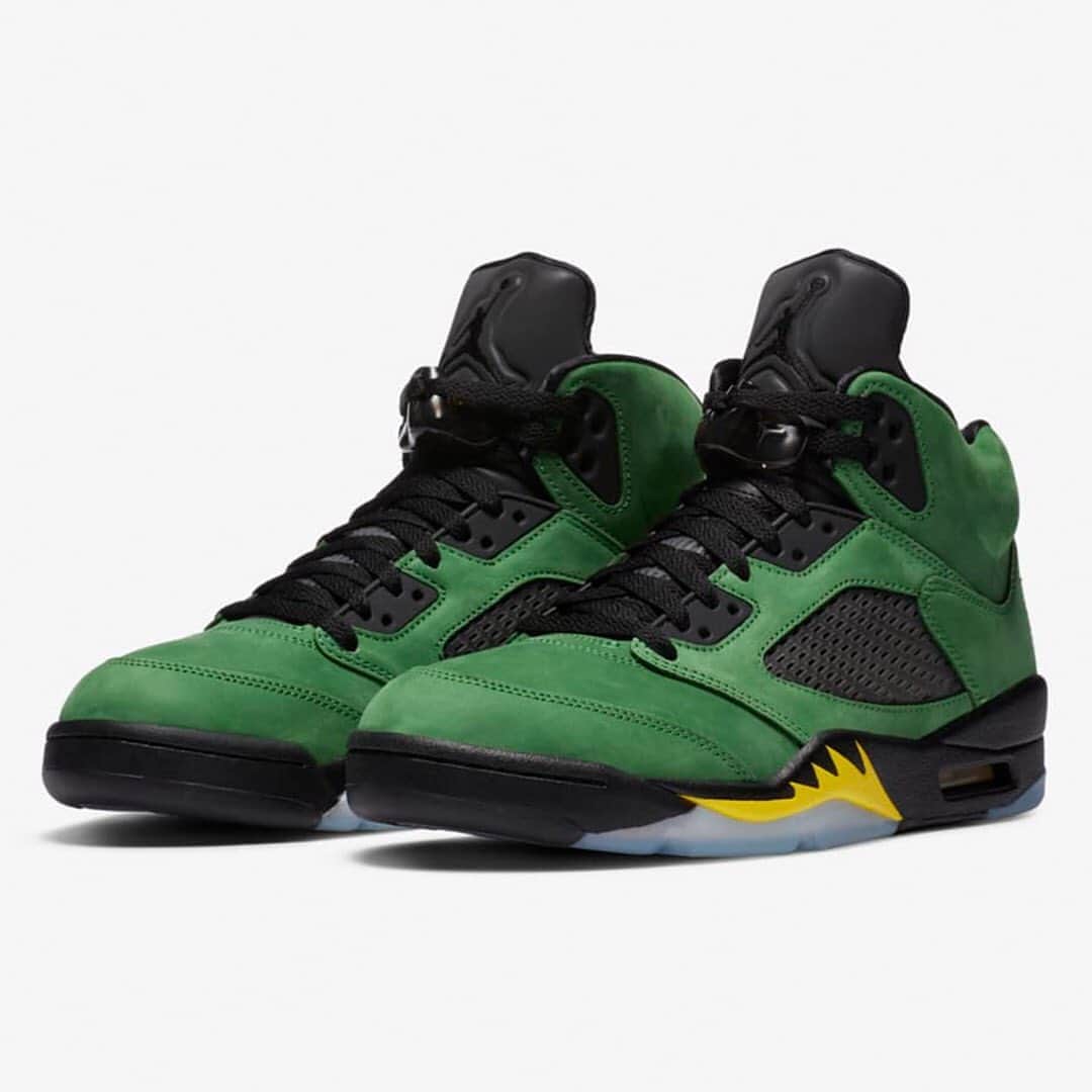 HYPEBEASTさんのインスタグラム写真 - (HYPEBEASTInstagram)「@hypebeastkicks: @jumpman23 has readied the popular Air Jordan 5 silhouette in a new “Apple Green” colorway. Also know as the “Oregon” due to its direct resemblance of a @goducks Air Jordan 5 PE from 2014, the shoes take on vibrant “Apple Green” nubuck uppers, heel patches that spell out Jordan Brand’s famous “Quality Inspired By the Greatest Player Ever” tagline, matte black and spiked yellow detailing and icy outsoles with a Jumpman logo under the forefoot. It’s set to release via @nike SNKRS and select retailers on September 12 for $225 USD.⁠⠀ Photo: Nike」8月31日 17時01分 - hypebeast