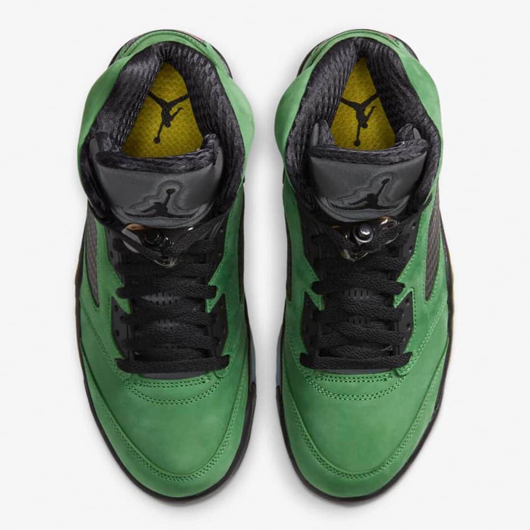 HYPEBEASTさんのインスタグラム写真 - (HYPEBEASTInstagram)「@hypebeastkicks: @jumpman23 has readied the popular Air Jordan 5 silhouette in a new “Apple Green” colorway. Also know as the “Oregon” due to its direct resemblance of a @goducks Air Jordan 5 PE from 2014, the shoes take on vibrant “Apple Green” nubuck uppers, heel patches that spell out Jordan Brand’s famous “Quality Inspired By the Greatest Player Ever” tagline, matte black and spiked yellow detailing and icy outsoles with a Jumpman logo under the forefoot. It’s set to release via @nike SNKRS and select retailers on September 12 for $225 USD.⁠⠀ Photo: Nike」8月31日 17時01分 - hypebeast