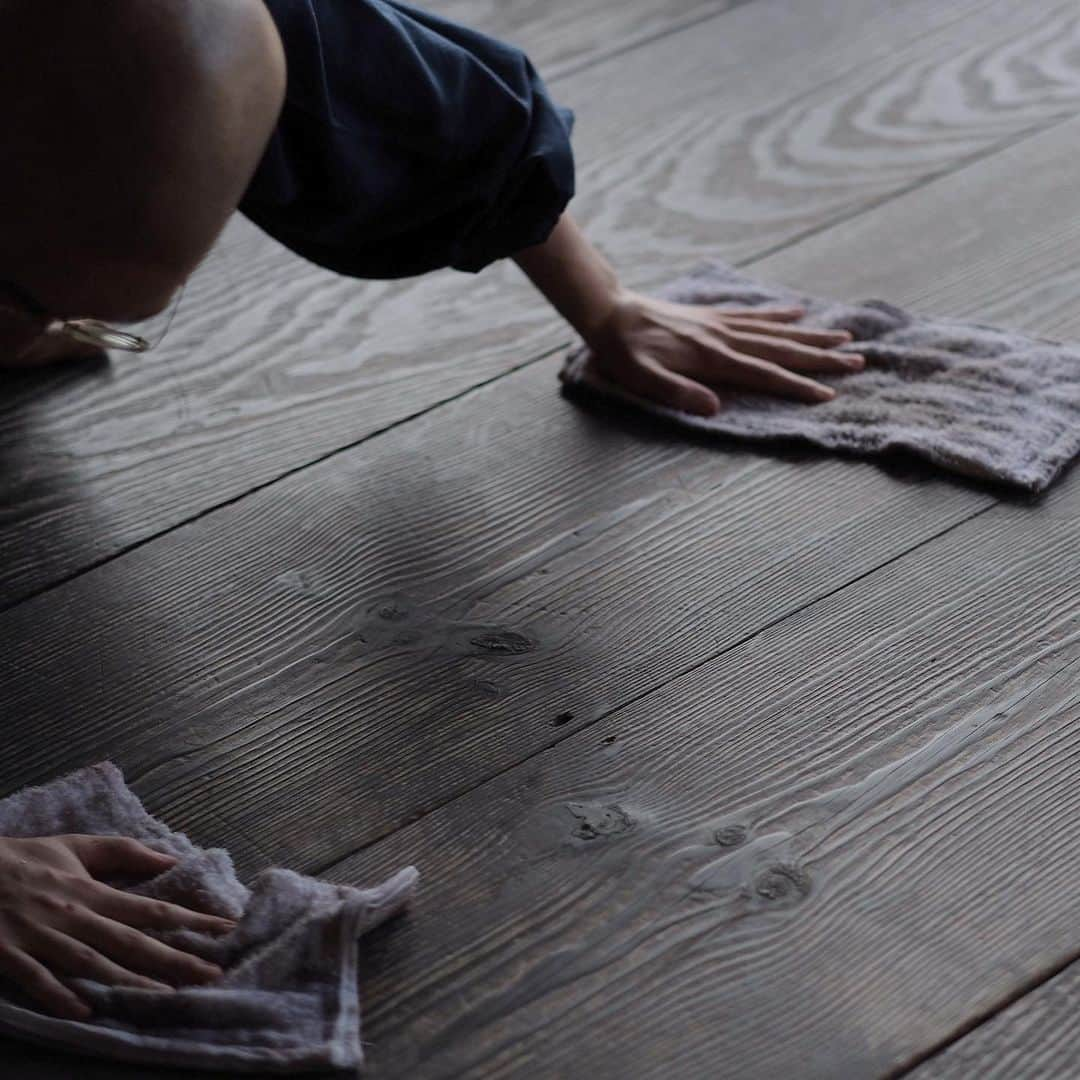 奈良 長谷寺 / nara hasederaさんのインスタグラム写真 - (奈良 長谷寺 / nara hasederaInstagram)「信は荘厳より  荘厳とは「しょうごん」と読み、仏を称えるためにお堂や境内を掃除し飾り付ける事を言います。仏に対する信心はこの綺麗にするための気持ちから起こるという意味です。  綺麗にする事は物事を成すための根本的な事のような気がします。また新型コロナウィルス感染症を広げないためにも綺麗にする事は欠かせません。  この綺麗にするという事、「#無印良品 のCMで長谷寺の毎朝の本堂の雑巾掛けが取り上げられています。祈りの場である内舞台を”浄巾”で拭き清める。綺麗にする事により憂いを払い、整理して、気持ちよく物事に当たれるようになるのではと思います。  I feel that cleanliness is the fundamental thing to do things.  Also, it is essential to clean the new coronavirus in order to prevent it from spreading.   This cleanliness, @muji_global CM featured the hasp of the main hall of @hase_dera every morning.  Wipe the inner stage, which is a place of prayer, with a "cleaning cloth". I think it will be possible to deal with things comfortably by organizing them so that they can be dealt with comfortably.  #長谷寺 #奈良長谷寺 #総本山長谷寺 #花の御寺 #奈良 #hasedera #hasederatemple #temple #japan #japanesetraditional #pilgrimage #nara #tourism #sightseeing #japanesetemple #西国 #西国三十三所 #霊場 #巡礼 #四寺巡礼 #長谷寺が好き」8月31日 8時11分 - hase_dera