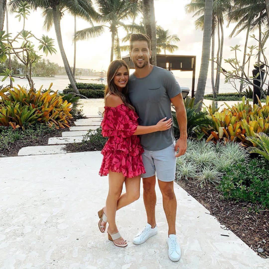ジョーダン・ロジャースのインスタグラム：「Another lap around the sun with this one 😍 Thankful for all the birthday wishes, Love you all! Here’s to 32 🥂」