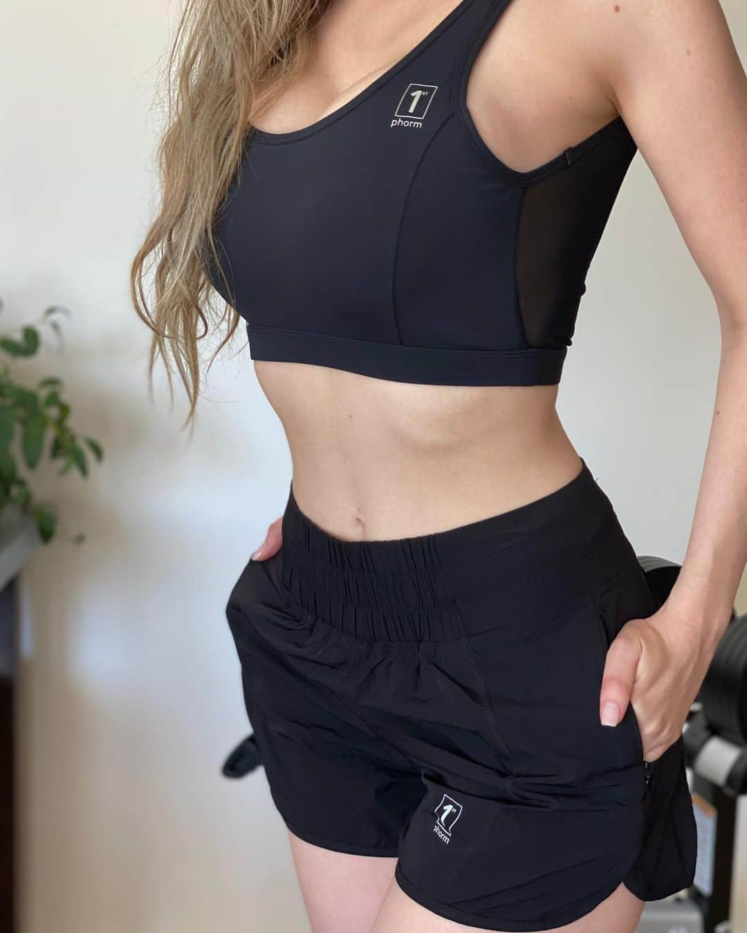 エミリー・シアーズさんのインスタグラム写真 - (エミリー・シアーズInstagram)「Yea, cute workout clothes are fun, but have you tried @1stphorm cute workout clothes that are actually supportive, functional, have pockets big enough for your phone, don’t ride up your ass and make your boobs fall out during cardio, are made with a breathable fabric and are comfortable? #iam1stphorm #1stphorm #highwaistedshorts #activewear」8月31日 8時14分 - emilysears