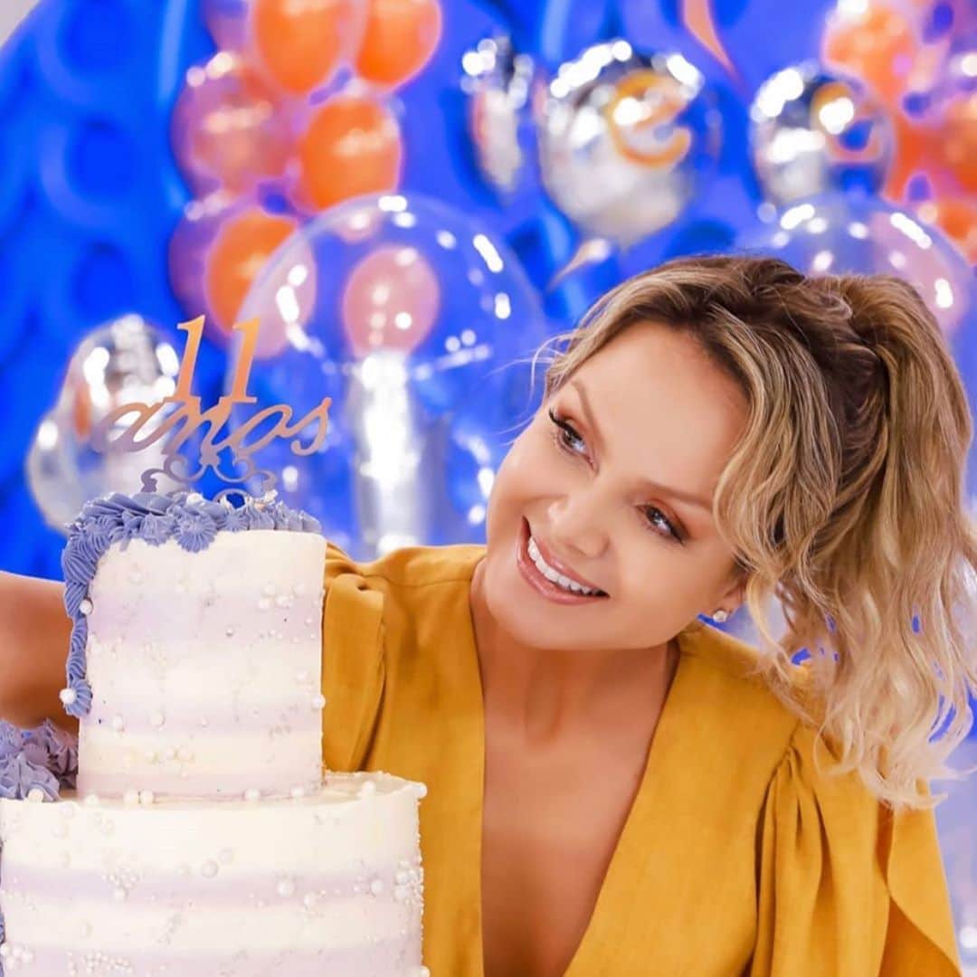 Eliana Michaelichin Bezerraのインスタグラム：「Nunca foi sorte mas dedicação, foco, renúncias, trabalho e amor ao ofício. Obrigada meu Deus por todas as vitórias e tbm pelos tropeços, eles me fortaleceram como mulher e profissional. A todos da minha equipe querida vcs moram em meu coração e merecem todo o meu respeito. Meu público amado, gratidão  por me acompanhar nestes 15 anos aos domingos. Beijo na família ❤️ #thankgod #eliana #programaeliana」