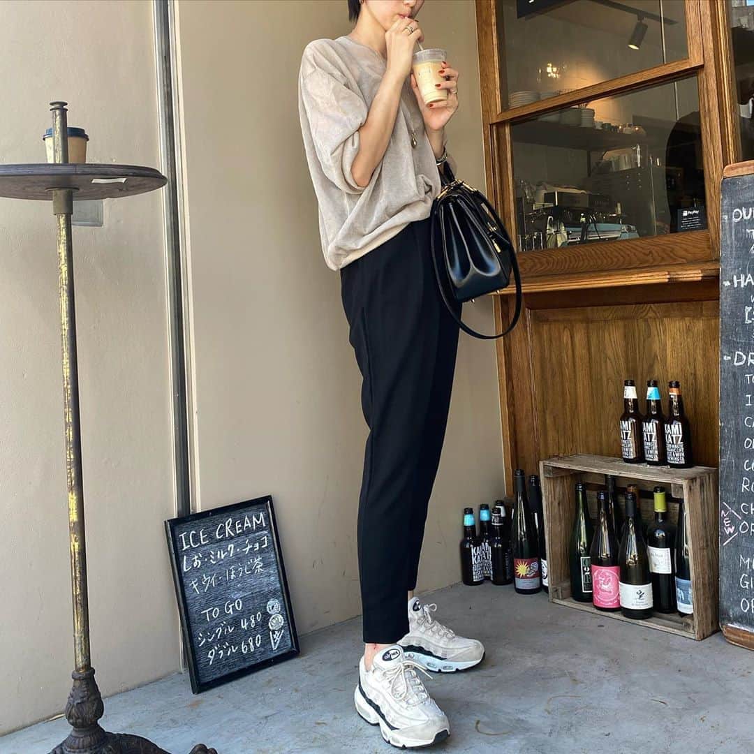美生のインスタグラム：「#goodmorning﻿ ﻿ ﻿ 今週の一斉発売itemも﻿ たまらなくかわいい♡♡﻿ ﻿ 娘たち週末は﻿ 膝蹴りトラウザーに﻿ スニーカーで﻿ 動きやすさ重視✌️﻿ ﻿ さ、今週も頑張りましょう〜🍳﻿ ﻿ ﻿」