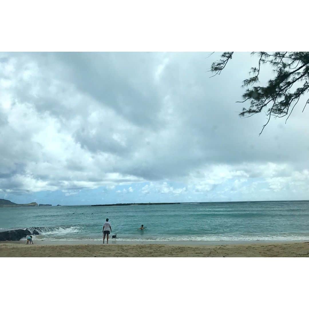 権藤朱実さんのインスタグラム写真 - (権藤朱実Instagram)「. 【Memories of Hawaii 】2017 ⚫︎カイルアショッピングセンター(モーニング ブリュー) この時のハワイは1番の目的があって初めて上陸した訳で！！ なのに、まさかの雨で不安いっぱいだったけど。 寄り道しながら向かったら・・・ 着いた頃には素敵なお天気に♪ 寄り道のコーヒーとお菓子も美味しかったな♪ #Hawaii #memories #travel #kailuashoppingcenter #morningbrew #vacances #vacation #honeymoon #akephoto #akeHawaii #2017 #ハワイ #オアフ島 #旅行 #カイルアショッピングセンター #モーニングブリュー #遅めの新婚旅行 #楽しすぎた #感謝 #また行きたいな #次はいつ行けるんだろう #model #satorujapan #akemigondo  #モデル #サトルジャパン #権藤朱実 →@satorujapan_official @akemigondo ☑︎プロフィールのリンクにて、blog更新中！ My blog『ake photo』 →http://ameblo.jp/akemi-gondo/」8月31日 8時26分 - akemigondo