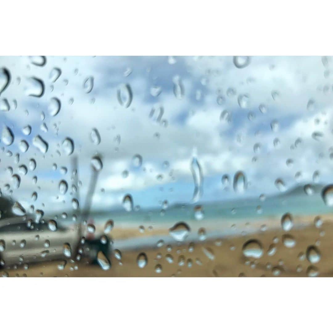 権藤朱実さんのインスタグラム写真 - (権藤朱実Instagram)「. 【Memories of Hawaii 】2017 ⚫︎カイルアショッピングセンター(モーニング ブリュー) この時のハワイは1番の目的があって初めて上陸した訳で！！ なのに、まさかの雨で不安いっぱいだったけど。 寄り道しながら向かったら・・・ 着いた頃には素敵なお天気に♪ 寄り道のコーヒーとお菓子も美味しかったな♪ #Hawaii #memories #travel #kailuashoppingcenter #morningbrew #vacances #vacation #honeymoon #akephoto #akeHawaii #2017 #ハワイ #オアフ島 #旅行 #カイルアショッピングセンター #モーニングブリュー #遅めの新婚旅行 #楽しすぎた #感謝 #また行きたいな #次はいつ行けるんだろう #model #satorujapan #akemigondo  #モデル #サトルジャパン #権藤朱実 →@satorujapan_official @akemigondo ☑︎プロフィールのリンクにて、blog更新中！ My blog『ake photo』 →http://ameblo.jp/akemi-gondo/」8月31日 8時26分 - akemigondo