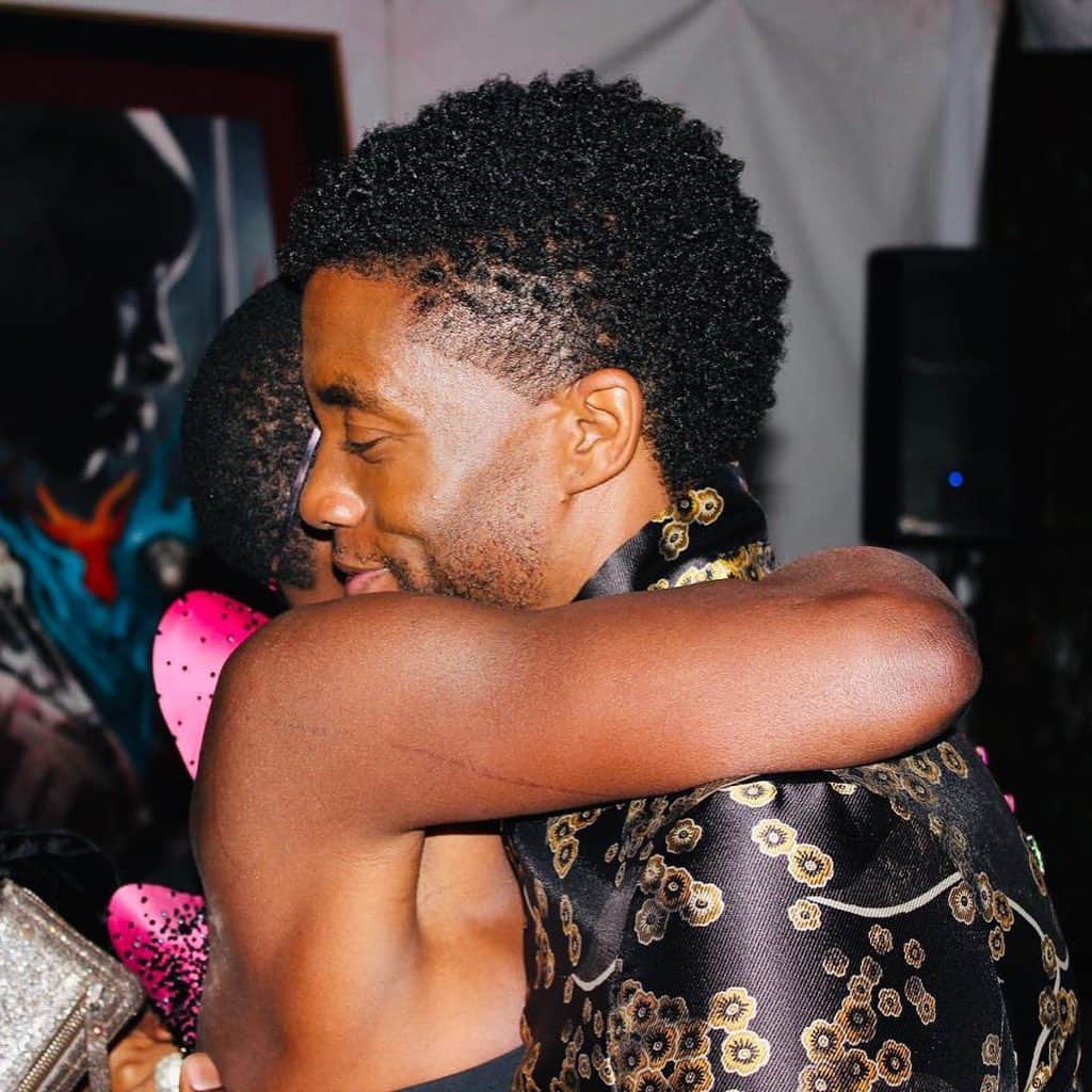のインスタグラム：「How do you honor a king? Reeling from the loss of my colleague, my friend, my brother.  Struggling for words. Nothing feels adequate. I always marveled at how special Chadwick was. Such a pure hearted, profoundly generous, regal, fun guy. My entire job as Okoye was to respect and protect a king. Honor his leadership. Chadwick made that job profoundly easy. He was the epitome of kindness, elegance, diligence and grace. On many an occasion I would think how thankful I was that he was the leading man I was working closely with. A true class act. And so perfectly equipped to take on the responsibility of leading the franchise that changed everything for Black representation.   He made everyone feel loved, heard and seen. He played great, iconic roles because he possessed inside of himself that connection to greatness to be able to so richly bring them to life. He had a heroic spirit, and marched to the beat of his own drum; hence his excellence as an artist and the incredible courage and determination as he faced life’s challenges; while still guiding us all.   He was zen and sweet and funny (with the very best laugh), attentive, and truly, truly, good. I can’t even wrap my mind around this loss. A loss resonating in my own heart as well as around the globe. The children he inspired, my heart aches for them, to lose their hero just as they finally found him.  I am so thankful to have taken the Black Panther journey with him. To have known him, spent time in his light and leadership and to call him forever a friend.   Lala Ngoxolo Kumkani.」