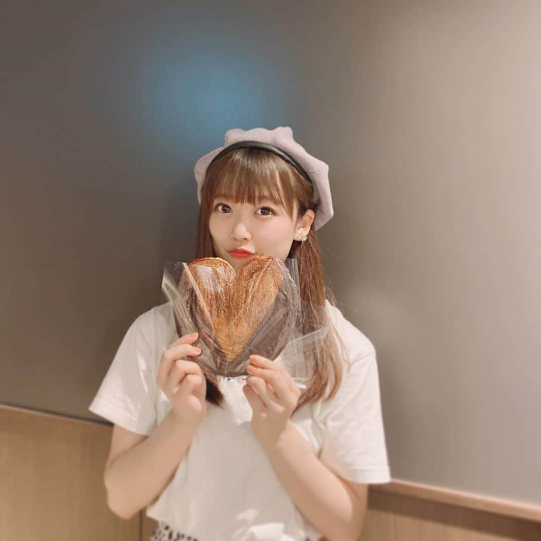 REINAさんのインスタグラム写真 - (REINAInstagram)「Good morning︎︎ 🌼﻿ ﻿ ﻿ 見てくださーーーい！😍😍😍﻿ ﻿ この前見つけたハートのパン！🥨﻿ めっちゃ可愛くないですか？？💭♥️♥️﻿ ﻿ おっきすぎたので、、﻿ mamaと分けっ子して食べました♩﻿ また食べたいな～～("´ `")♡﻿ ﻿ ﻿ ﻿ 8月ラストデイ！🧚‍♀️﻿ 元気に笑顔で頑張りましょう～！！😊﻿ ﻿ ﻿ ﻿ ﻿ ﻿ #オリックス #BsGirls #Bs2020 ﻿ #buffaloes #ORIX #プロ野球 #NPB ﻿ #baseball #野球 #野球好き #オリ姫 ﻿ #オリックスバファローズ ﻿ #みんなでバファローズ ﻿ #パン好き #ハート #love #🥨﻿ #reina_bsgirls #reina_360 #SMILE ﻿ #instalike #followme」8月31日 8時31分 - reina_bsgirls_360