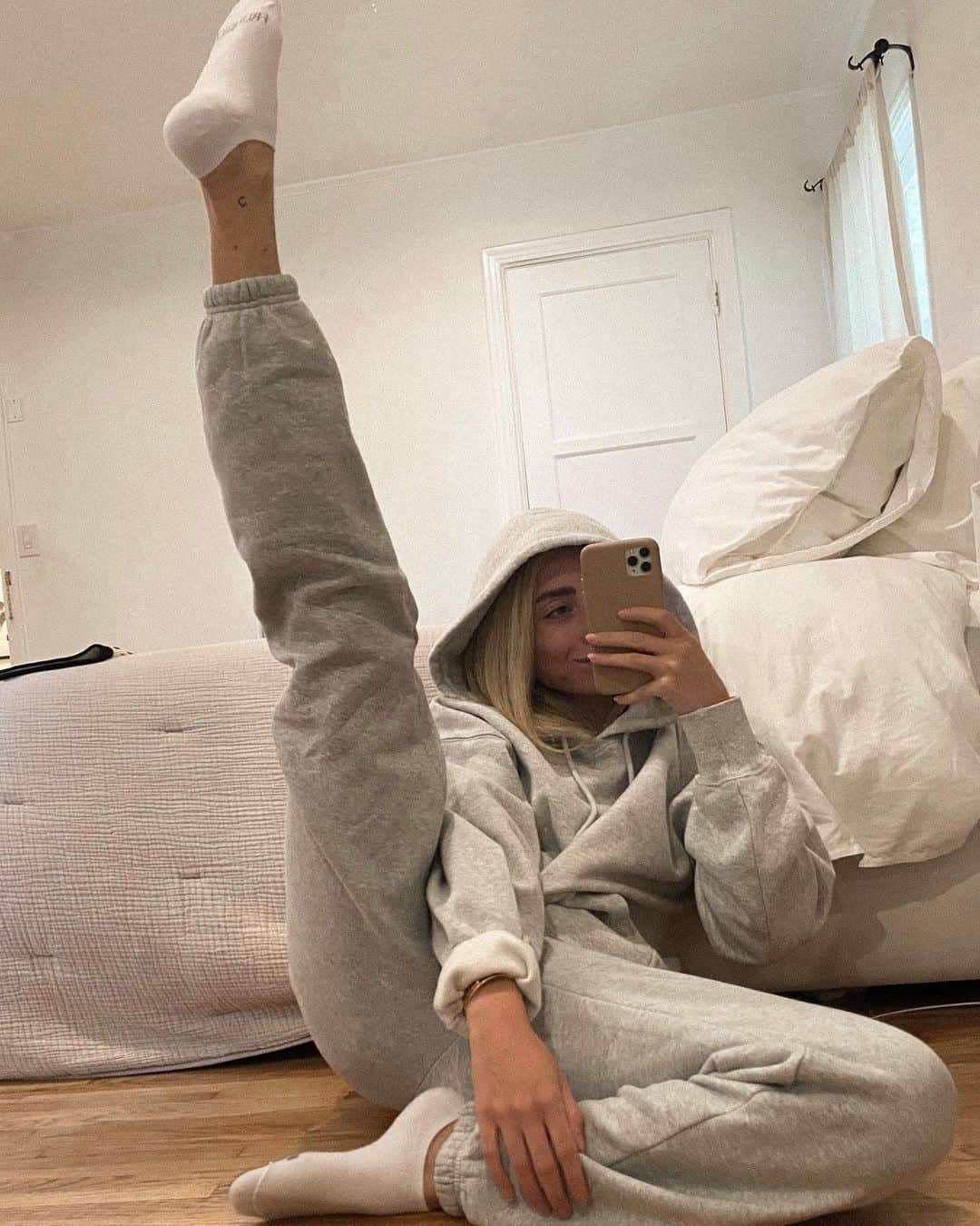 Lauren Elizabethのインスタグラム：「Nothing better than a new groufit. I swear I bought more than sweats, haul coming soon to the channel 🖤」