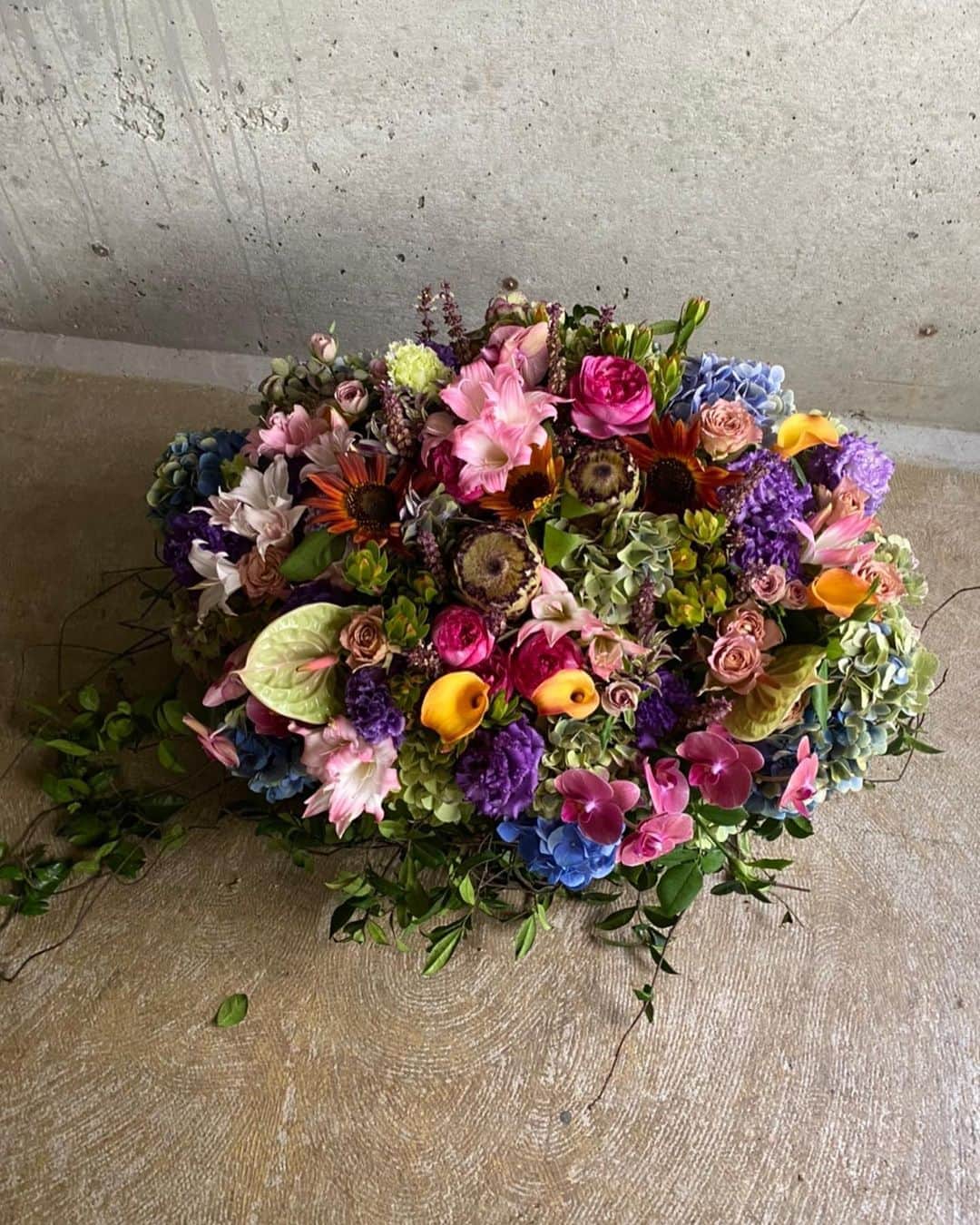のインスタグラム：「・ ちょっと遅れちゃったけど @decokyo お誕生日おめでとう🎉 ・ 当日は会いに行けなかったから @flowernoritake さんにお願いしてお花を送ってもらいました❤️  お姉ちゃんだと思っている人だから、もし旦那さんに何かあって私が1人になっちゃったら、絶対一緒に住んで欲しい。ってお願いしたら二つ返事でそれいいね！って。  これからは色んな形で生活を共にする人が増えそうだよね😊  親子だから、兄弟だから、夫婦だからと形に捉われず自分が幸せだと思うスタイルを見つけられるといいよね。 ・ 恭子さん、また芦屋でね！！ ・ ・　 #芦屋の恭子 #自分メモ」