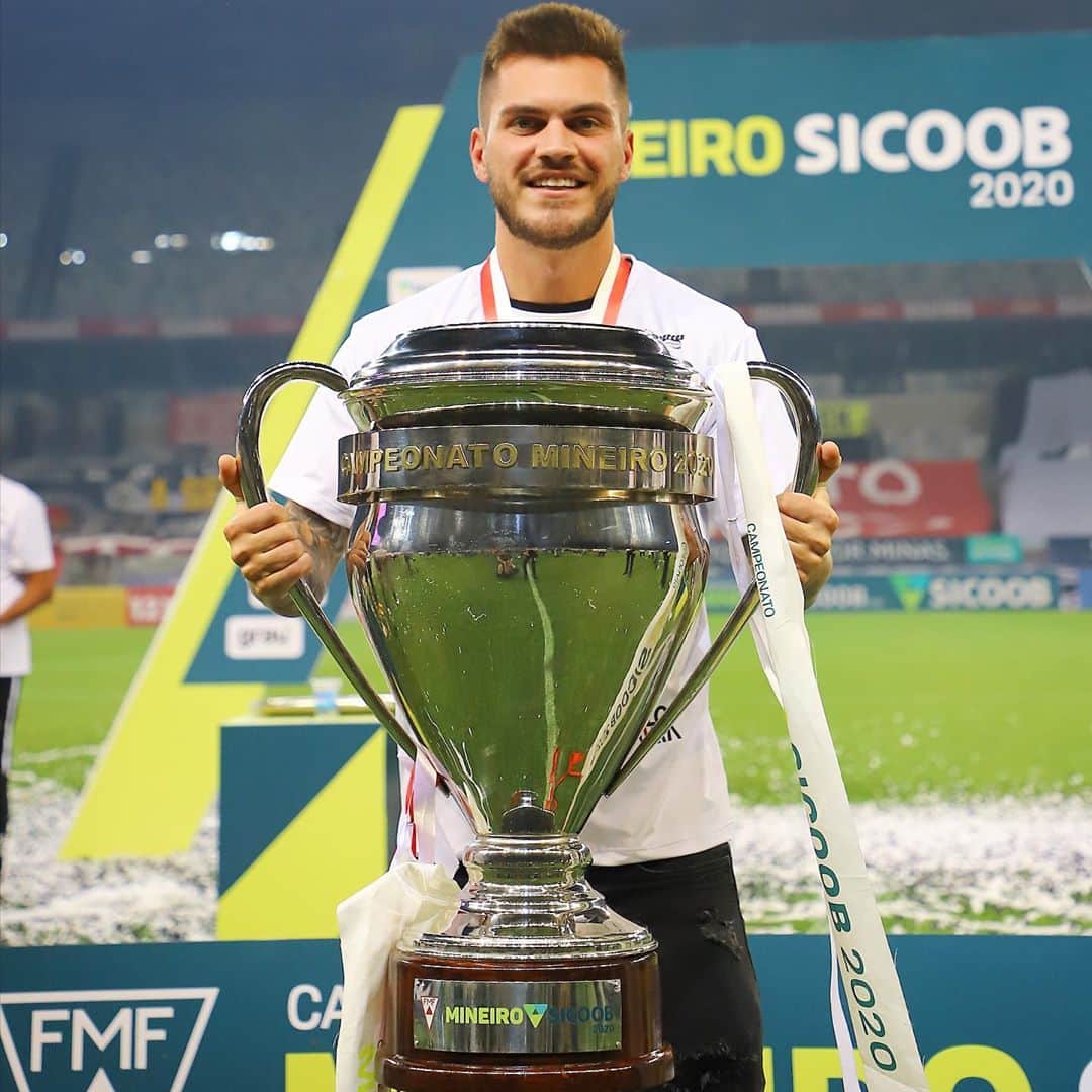 ナタンのインスタグラム：「CAMPEÃO MINEIRO 🏆  Parabéns a todos 🐔💪🏻」