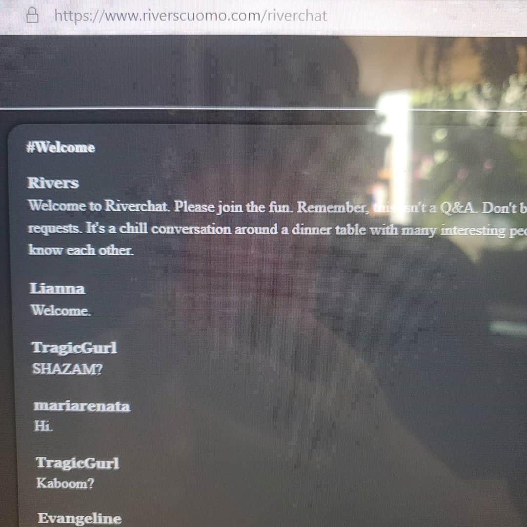 リヴァース・クオモのインスタグラム：「Come join us on River chat in dark mode. www.riverscuomo.com/riverchat」