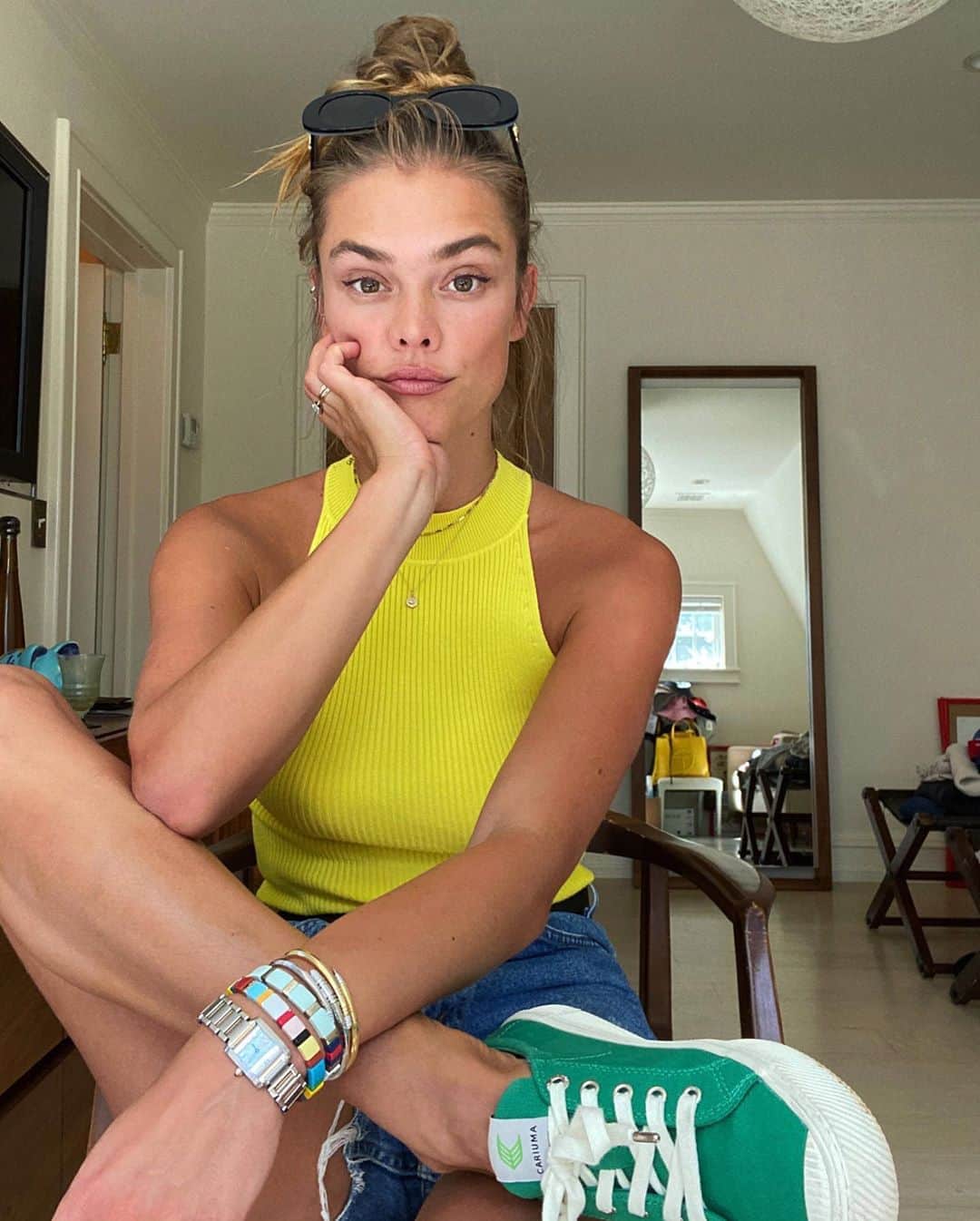 ニーナ・アグダルのインスタグラム：「Peep my newest reel to see how I went from post workout to sunday funday attire (without having to wash my hair!) 😎」