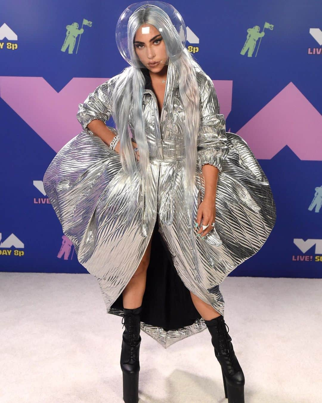 レディー・ガガさんのインスタグラム写真 - (レディー・ガガInstagram)「I was wearing face shields before it was a thing 👆🤣 #VMAs」8月31日 8時53分 - ladygaga