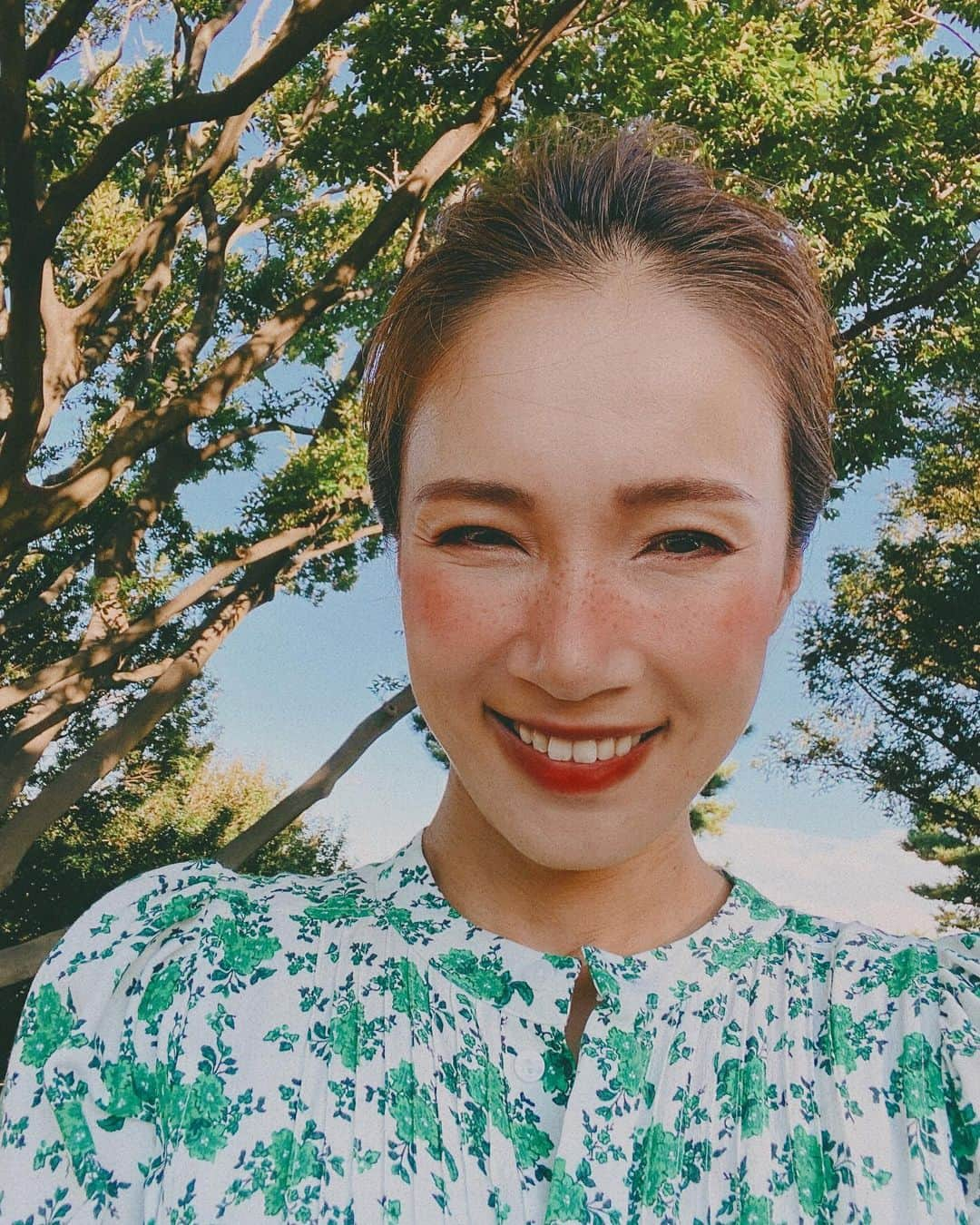 SAYのインスタグラム：「みなさま、響へのあたたかいメッセージどうもありがとうございます。  私も本日39歳になりました🍎  これが一番あっという間で、 信じられません笑  こんな歳になっても、やってみたい事、知りたい事がまだまだたくさんあるので、息子と同じくらいのパワーで全部やってみようと思います。  これからもどうぞよろしくお願いいたします◎」