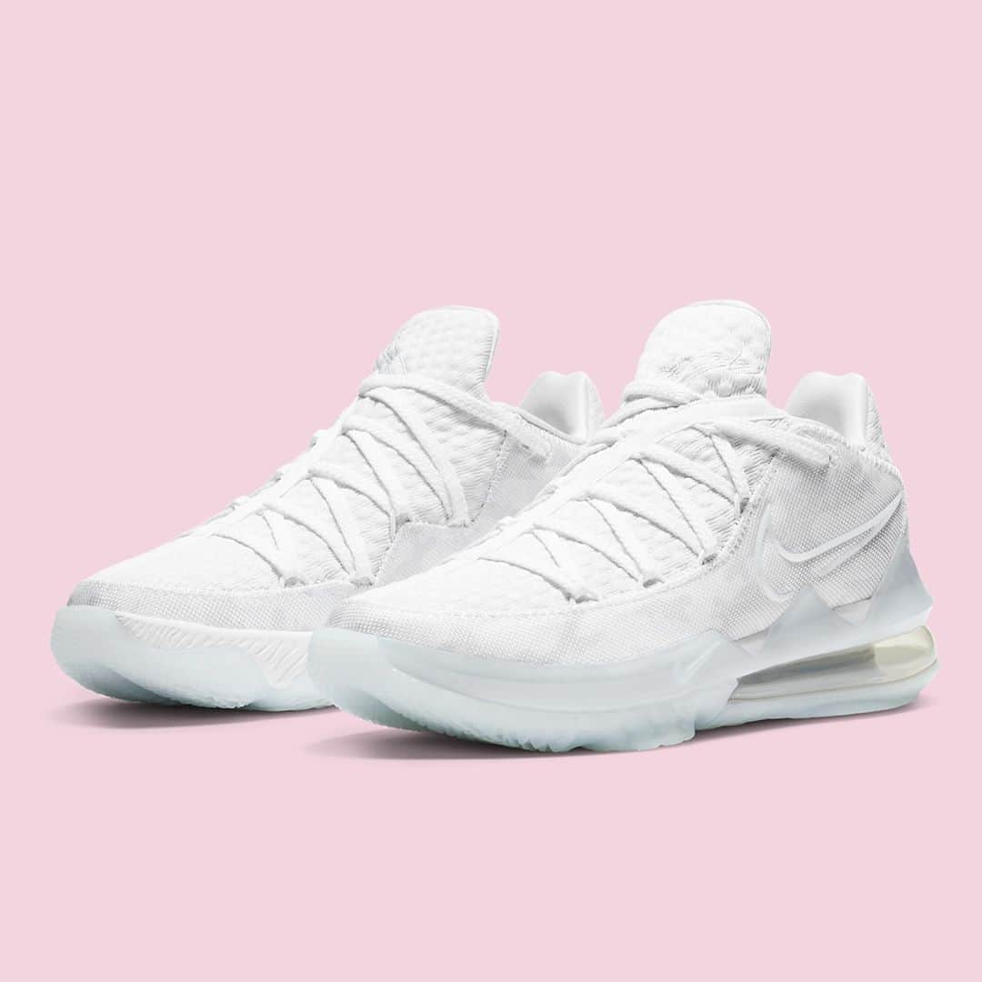 Sneaker Newsさんのインスタグラム写真 - (Sneaker NewsInstagram)「The @kingjames Nike LeBron 17 Low appears in a triple-white aesthetic, but look closely and you'll see the subtlest camouflage print on the upper. For a look at full official images, hit the link in our bio.」8月31日 9時01分 - sneakernews