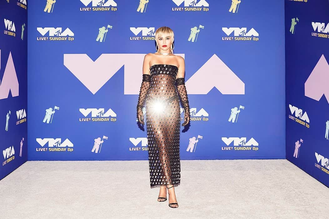 マイリー・サイラスさんのインスタグラム写真 - (マイリー・サイラスInstagram)「@vmas red carpet moment yasssssss @muglerofficial 📸 @vijatm」8月31日 9時08分 - mileycyrus