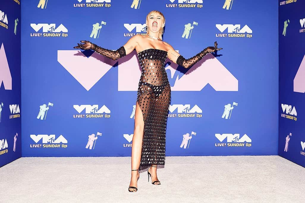 マイリー・サイラスさんのインスタグラム写真 - (マイリー・サイラスInstagram)「@vmas red carpet moment yasssssss @muglerofficial 📸 @vijatm」8月31日 9時08分 - mileycyrus