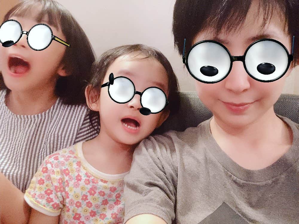 酒井莉加のインスタグラム：「娘達、毎日喧嘩したり、笑って仲良く遊んだりくるくるしている。 可愛い姉妹。 女の子を育てるのは大変だけど、2人の笑顔を見ているだけで幸せ。 #姉妹　#仲良し？　#もう女子　#鬼滅の刃ねずこ取り合い」