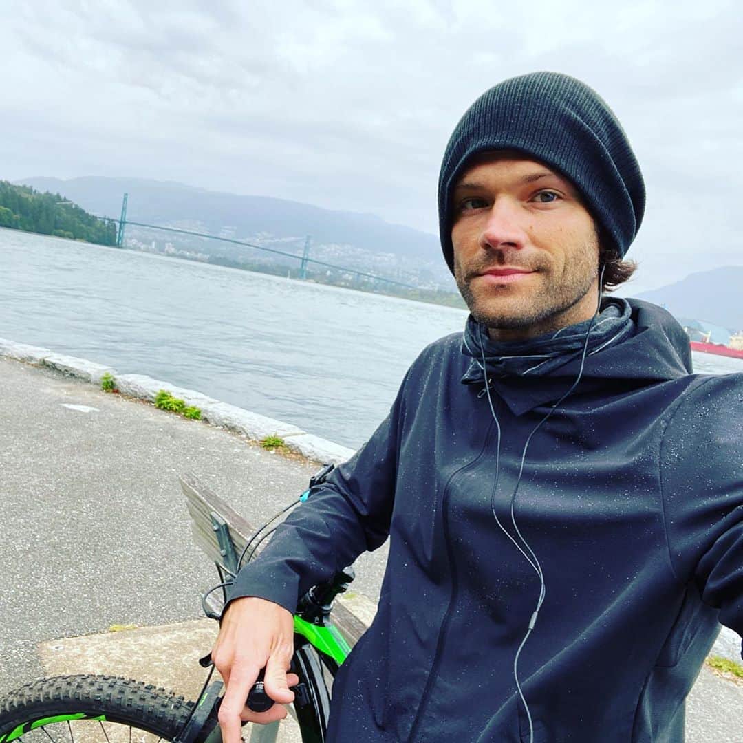 のインスタグラム：「Bike ride around the Vancouver Seawall. (Probably) One last time... This city and these people have been good to me. And I am forever grateful. #spnfamily #supernatural (helmet worn but not pictured. #SafetyFirst)」