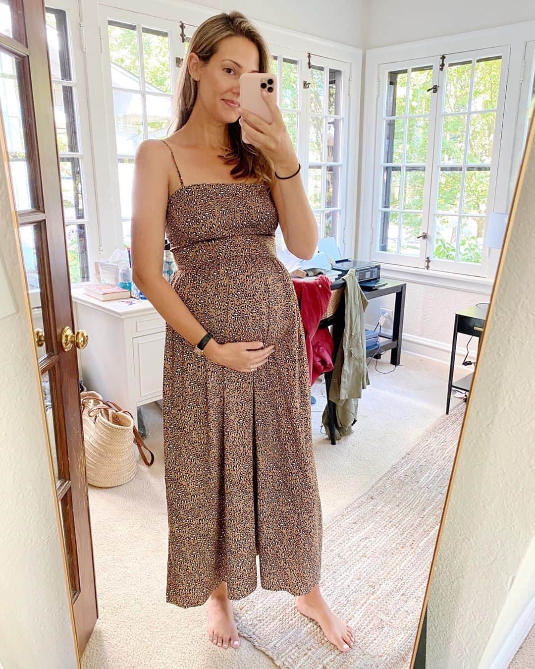 Anna Jane Wisniewskiのインスタグラム：「Barefoot, pregnant, that’s how it goes, right?   http://liketk.it/2UU5H #liketkit @liketoknow.it #LTKunder50 #amazonfinds #31weeks」