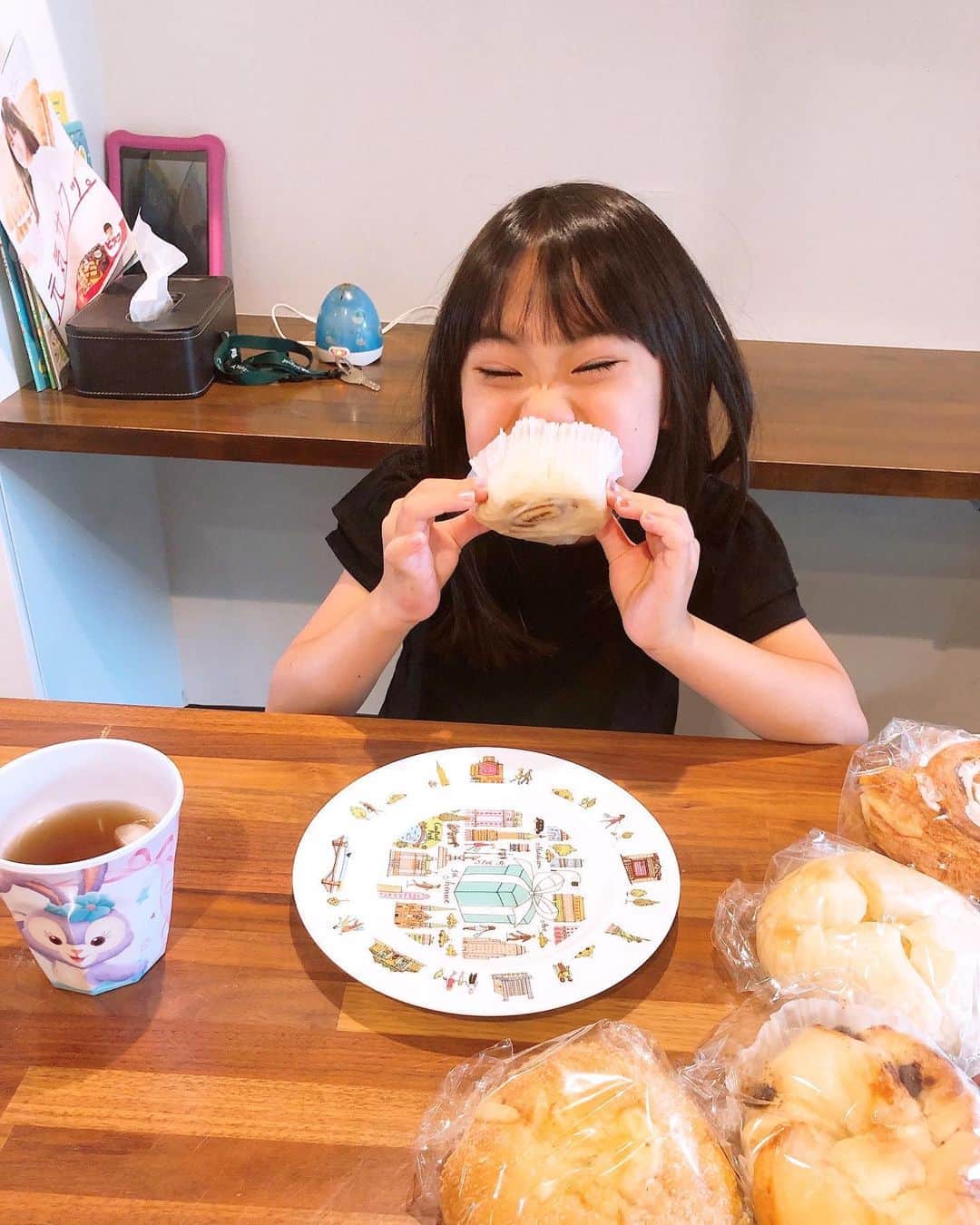 みきママさんのインスタグラム写真 - (みきママInstagram)「【朝ごはんはうずまきキャラメルパンです！！】﻿ ﻿ ﻿ ﻿ ﻿ 杏ちゃん、6歳です。来年小学1年生になります。﻿ ﻿ ﻿ ﻿ 朝ごはんはキャラメルパンがいい！！って、昨日、スーパーで買っていました。色んなパンが入ってるのを選んで、「みんなで食べよう！！」ってさ。最近は、家族みんなのことを気にしてミニママのようです。﻿ ﻿ ﻿ ﻿ ﻿ ﻿ ﻿ すると、旦那「食べ終わったら計算問題やるぞー」ってさ。﻿ ﻿ ﻿ ﻿ ﻿ ﻿ ﻿ 杏ちゃん「えー。」勉強はまだやる気がないようです。﻿ ﻿ ﻿ ﻿ #みきママ　#菓子パン　#朝ごはん」8月31日 9時34分 - mikimama_official