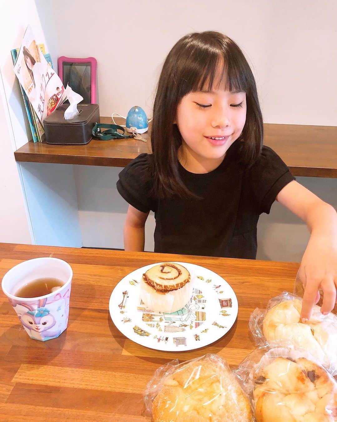 みきママさんのインスタグラム写真 - (みきママInstagram)「【朝ごはんはうずまきキャラメルパンです！！】﻿ ﻿ ﻿ ﻿ ﻿ 杏ちゃん、6歳です。来年小学1年生になります。﻿ ﻿ ﻿ ﻿ 朝ごはんはキャラメルパンがいい！！って、昨日、スーパーで買っていました。色んなパンが入ってるのを選んで、「みんなで食べよう！！」ってさ。最近は、家族みんなのことを気にしてミニママのようです。﻿ ﻿ ﻿ ﻿ ﻿ ﻿ ﻿ すると、旦那「食べ終わったら計算問題やるぞー」ってさ。﻿ ﻿ ﻿ ﻿ ﻿ ﻿ ﻿ 杏ちゃん「えー。」勉強はまだやる気がないようです。﻿ ﻿ ﻿ ﻿ #みきママ　#菓子パン　#朝ごはん」8月31日 9時34分 - mikimama_official