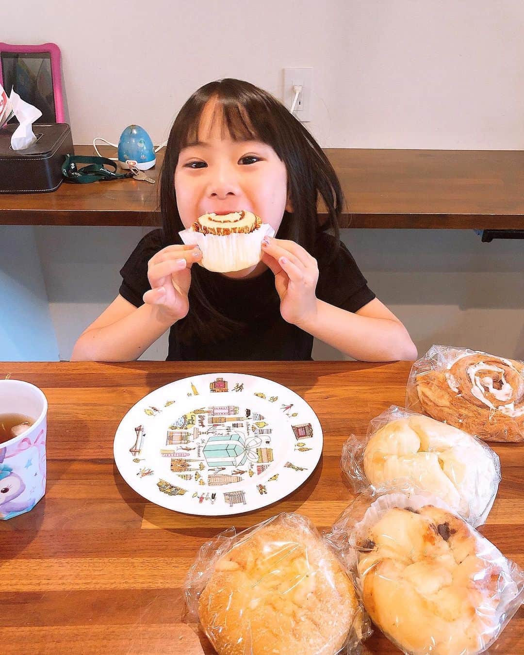 みきママさんのインスタグラム写真 - (みきママInstagram)「【朝ごはんはうずまきキャラメルパンです！！】﻿ ﻿ ﻿ ﻿ ﻿ 杏ちゃん、6歳です。来年小学1年生になります。﻿ ﻿ ﻿ ﻿ 朝ごはんはキャラメルパンがいい！！って、昨日、スーパーで買っていました。色んなパンが入ってるのを選んで、「みんなで食べよう！！」ってさ。最近は、家族みんなのことを気にしてミニママのようです。﻿ ﻿ ﻿ ﻿ ﻿ ﻿ ﻿ すると、旦那「食べ終わったら計算問題やるぞー」ってさ。﻿ ﻿ ﻿ ﻿ ﻿ ﻿ ﻿ 杏ちゃん「えー。」勉強はまだやる気がないようです。﻿ ﻿ ﻿ ﻿ #みきママ　#菓子パン　#朝ごはん」8月31日 9時34分 - mikimama_official