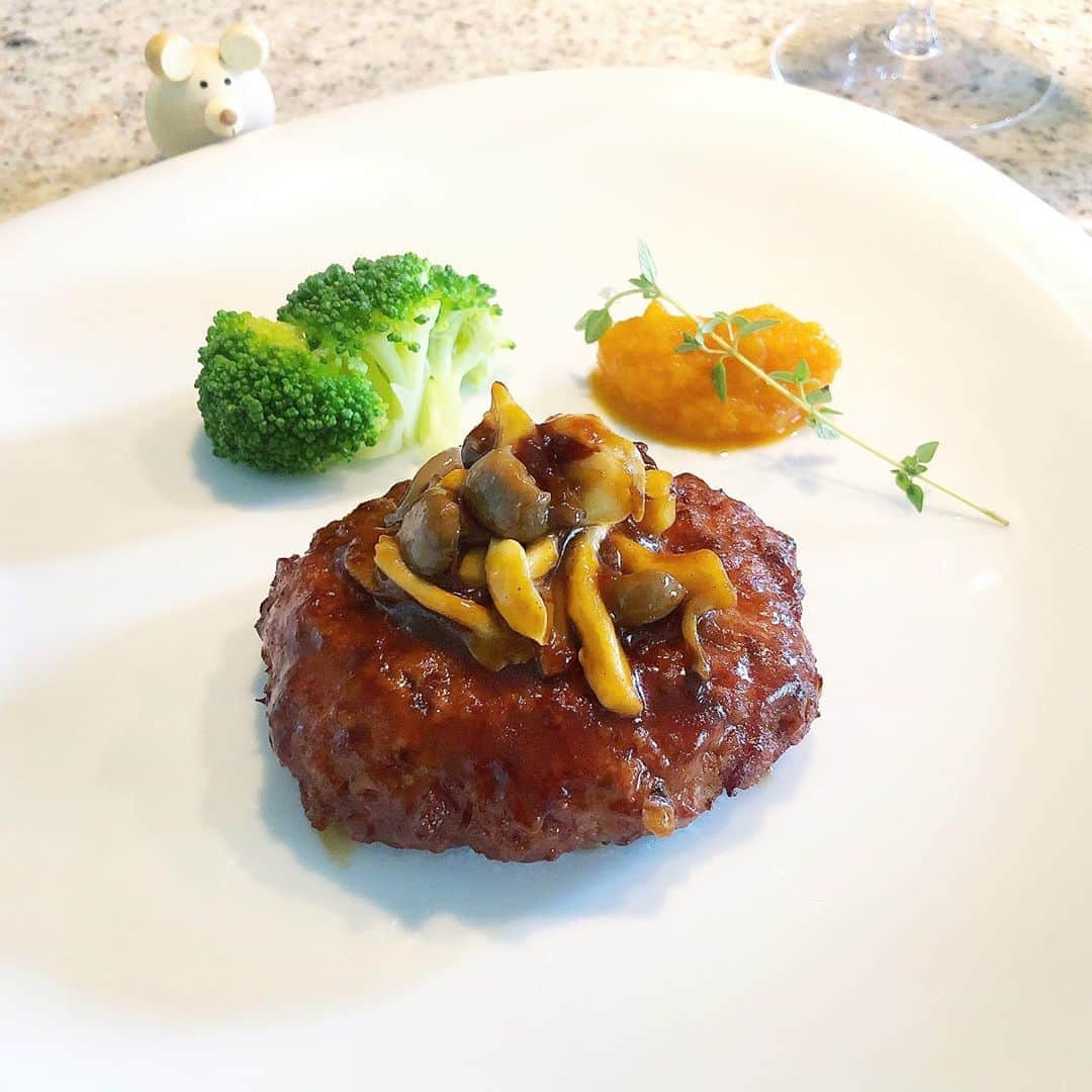 榊山敬代のインスタグラム：「☀️🍽🍾… ・　 休日のランチは ハンバーグの巻  からあげにひきつづきまして マーケットでお得な商品にて 煮込みハンバーグ連れて帰る  ハンバーグのお供には 朝シャンしました残り のシュワシュワ注いで 軽く一杯外食気分なり  ハンバーグだけですと寂しかったので キノコをソースに絡めデコレーション  それからブロッコリーと 人参ペーストとやっぱり  タイムも添えたら地味でした ハンバーグさんも外食風へと  イメージチェンジ🧙‍♀️💫…  ナイフとフォークできりわけ タイムパラパラ散らして最高  # 夏のおわり …🎐…  さて日曜日の午後は 急に断捨離気分にて  アトリエの和紙エリアの断捨離タイム  ずっと整えなきゃと気になるも また今度と引き延ばしてたけど  日曜日はフトとりつかれたように 一気に過去のモノとお別れタイム  引っ越してきた時よりも かなりスッキリしまして アトリエ広く感じる錯覚  これ以上紙類は増やさない ようにしようと見直すの巻  久しぶりにアトリエリセット完了 できました８月のおわり…🎨🖌🧹…   片付け方法は  未来はどんな活動をしたいかで 未来へ連れてくモノ必要無い物  というかんじで今回は 判断してみたのでした  またいつか使うかなぁだと なかなか捨てられないので  またいつかじゃなくて いまどう思うかの判断  過去のモノをなるべく持たずに減らして その分新しいアイデアが生まれるように  未来への自問自答タイムなのでした  きょうはどこを整えようかな🙄… ・ ・ #断捨離 スッキリ マイブーム ・  ・ ・ #おうちごはん #おうち大好き #enjoyhome ・ ・  ・ ・ #ランチ #lunch #休日ランチ #おうちごはん  #ハンバーグ #Hamburg  #food #お肉大好き  #meat  #お肉 #牛肉 #beef #brut #しゅわしゅわ #ロゼ #rosé #Time #broccoli #vegetable #Herb  #wine #artist #kitchen #cooking #日本画家 の #お料理こんなもん」