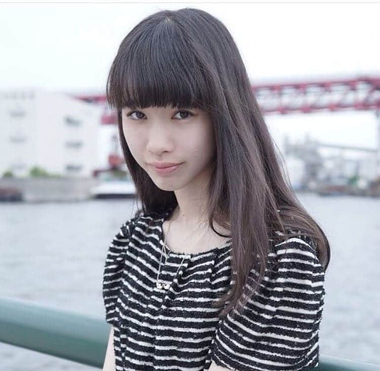 菅原京香のインスタグラム：「2020.08.31  写真は、大学に入学する前のロングのときのものです✂️  免許合宿4日目🚘  今日は、朝9時から運転で朝バタバタしてました😭💧  今から仮免許の勉強です📑  友達が5回落ちたと言ってたので焦って勉強しております。笑  ・一方通行の道路を進行中、緊急自動車に進路を譲るときは、道路の右側による場合もある。  ・信号機のある十字路交差点を右折する原動機付き自転車は、いかなる場合でも二段階右折をしなけらばならない。  ・安全地帯のそばを通るときは、歩行者がいなければ、徐行しないで通行することができる。  ・道路の中央線が白の実線では、追い越しをするための中央線をはみ出して通行してはいけません。  ・手による合図は、方向指示器による合図と同じ意味をもつ。」