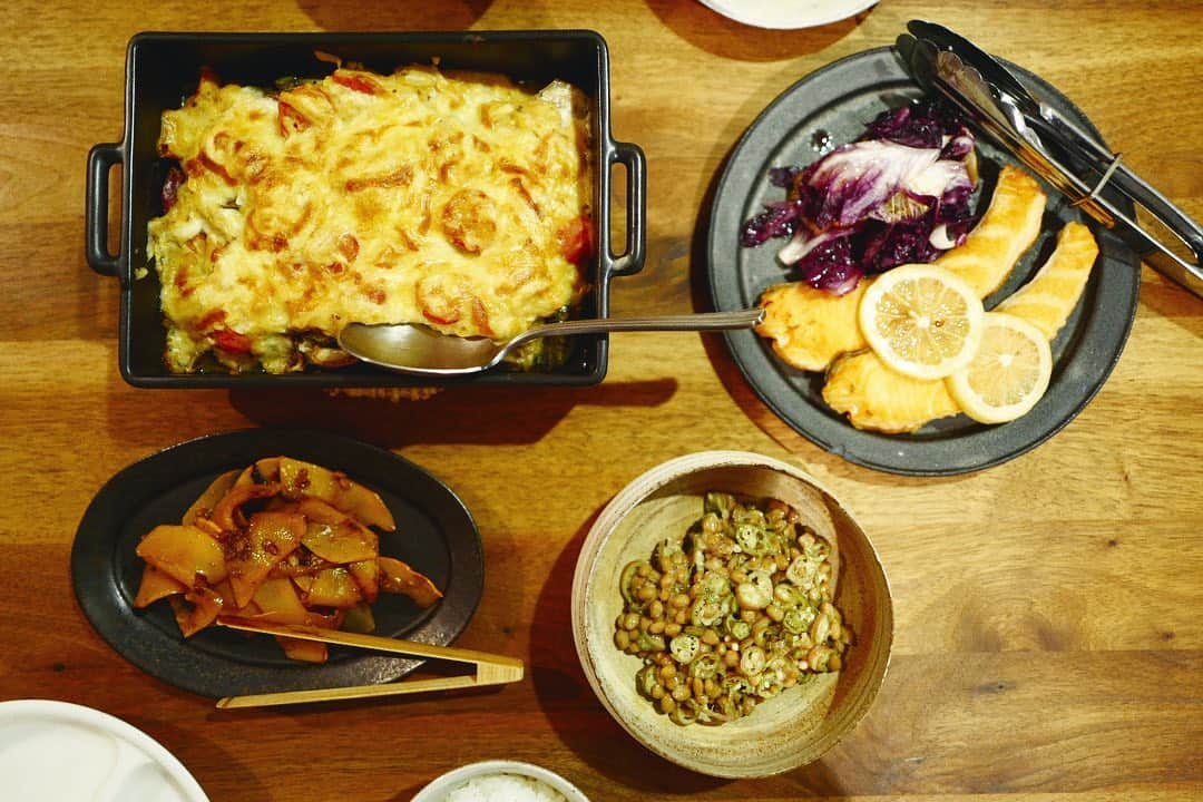 のインスタグラム：「昨日のごはん。 毎週末、ロンドンの友達とテレビ電話で英会話教室✨ 息子は10分くらいしか集中出来ないけど、私は長めにお話し♫ 段々耳が慣れて来たり文章で答えれるよう試行錯誤。新しい単語も勉強になります！ . . . 日本は19時、ロンドンは朝11時。その前にとマッハで晩ごはんを作ったら40分で作れた。笑 . . . お米炊いてる間に、 ナスと米粉と豆乳のグラタン。 コリンキーの醤油麦麹とバター炒め。 オクラ納豆 サーモンムニエル＆トレビス 息子が生のオクラを食べれたり、ナスも沢山食べれて嬉しかった❤️ . . . #みさこクッキング  #鎌倉野菜 #englishclass #london #thankyou  #vegitable  #healthy #happy」