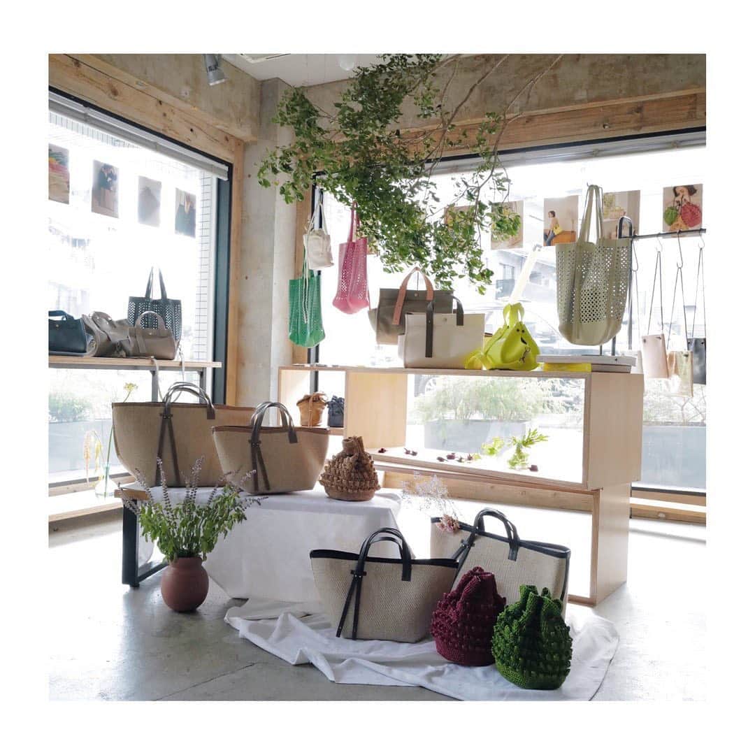 のインスタグラム：「・ H.V.F.N 2021SS  exhibition  @h.v.f.n  お越し頂きました皆さま 本当にありがとうございました！ ・ ・ 世界が大きく変わった今 ファッションも消費する時代ではなくなりました。 私もモノとの関わり方、考え方に向き合えたこの半年。 本当に心地よいものだけを取り入れていきたいと思うように。 ・ ファッションを楽しむココロ モノから伝わるhappy感をお届けしたいという想いが より強くなった今回のcollection✨ 手に取って頂いた方に しっかり愛が届きます様に！ ・ ・ 秋冬アイテムも少しづつ入荷してます。 ご覧いただけましたら嬉しいです◡̈⃝ ・ ・ #hvfn #2021SS #exhibition」