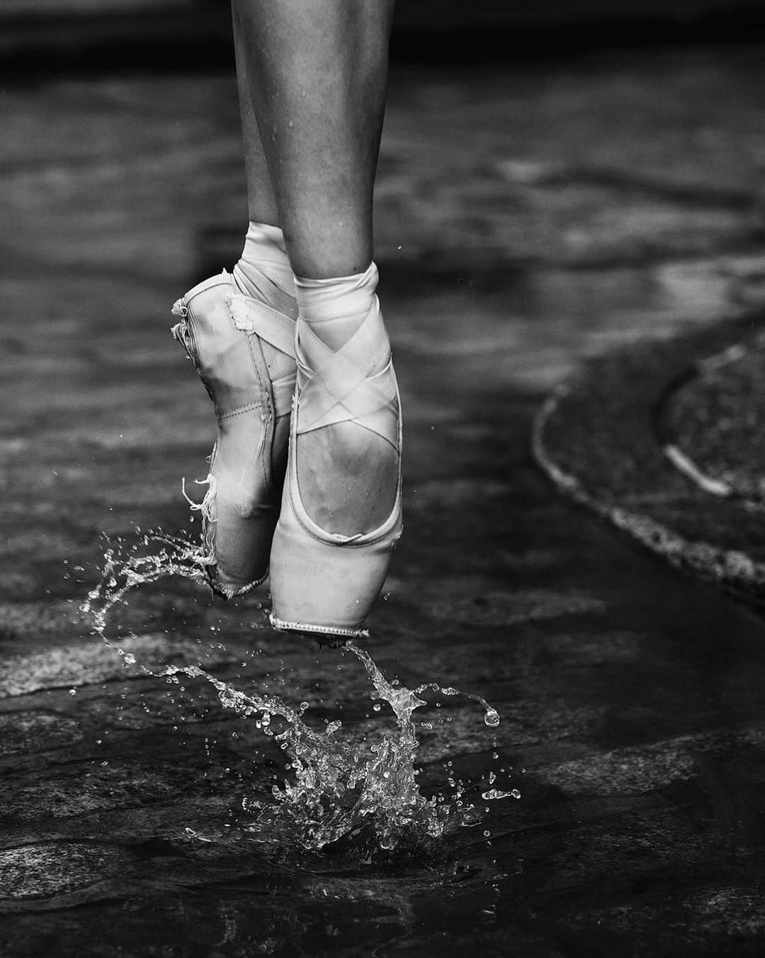 石井杏奈さんのインスタグラム写真 - (石井杏奈Instagram)「Posted @withregram Don’t be scared. Jump in that puddle, get wet, magic will happen. . . . . . Photo @melika.dez  Dancers @annaishii from @grandsballets  Pointe shoes @blochdancecanada @blochdanceusa . . . . #MTL #Montreal #realcity #514 #dance #dancephotography #ballet #balletdancer #balletphotography #pointe #pointeshoes #ballerina #balletinthecity #melikadezphotography #grandsballetscanadiens #city  #downtown #rain #grandsballets #dancingintherain #blackandwhitephotography #balckandwhite #カナダ #モントリオール #バレエ #ダンサー #雨 #写真 #トゥシューズ #白黒」8月31日 9時41分 - annaishii