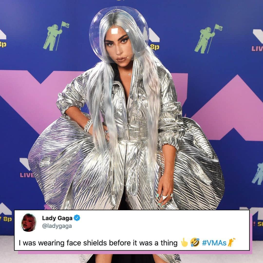 E! Onlineさんのインスタグラム写真 - (E! OnlineInstagram)「Lady Gaga has gotta live her truth but also keep it bottled in. ☔️ #VMAs ( 📷: Getty Images)」8月31日 9時45分 - enews