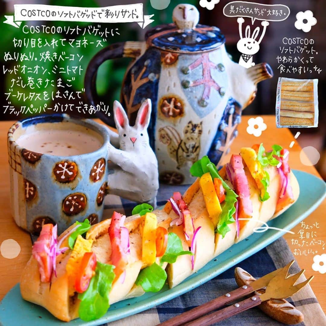 のインスタグラム：「2020.8.31.Monday PUNICAFE LUNCH. ❁ ある日のおうちごはん♬ コストコのソフトバゲットで彩りサンド 具材 ・焼きベーコン ・レッドオニオン ・ミニトマト ・だし巻きたまご ・ブーケレタス ❁ #COSTCO で買ったソフトバゲット。 その名の通りソフトなので 柔らかくて食べやすい♬ 切り込み入れてマヨネーズ塗って 具材を挟んだら 可愛い彩りサンドが出来た😊  ボリューミーで食べきれなかったから 半分は明日の朝ごはんにしよう♬ ごちそうさまでした。  さーて月曜日。 そして8月ラストの日。 まだまだ暑いけど 今週も頑張ってこー😊 ・ ・ ・ #今週もいただきます#なっつごはん🍚#なっつのコストコ購入品」