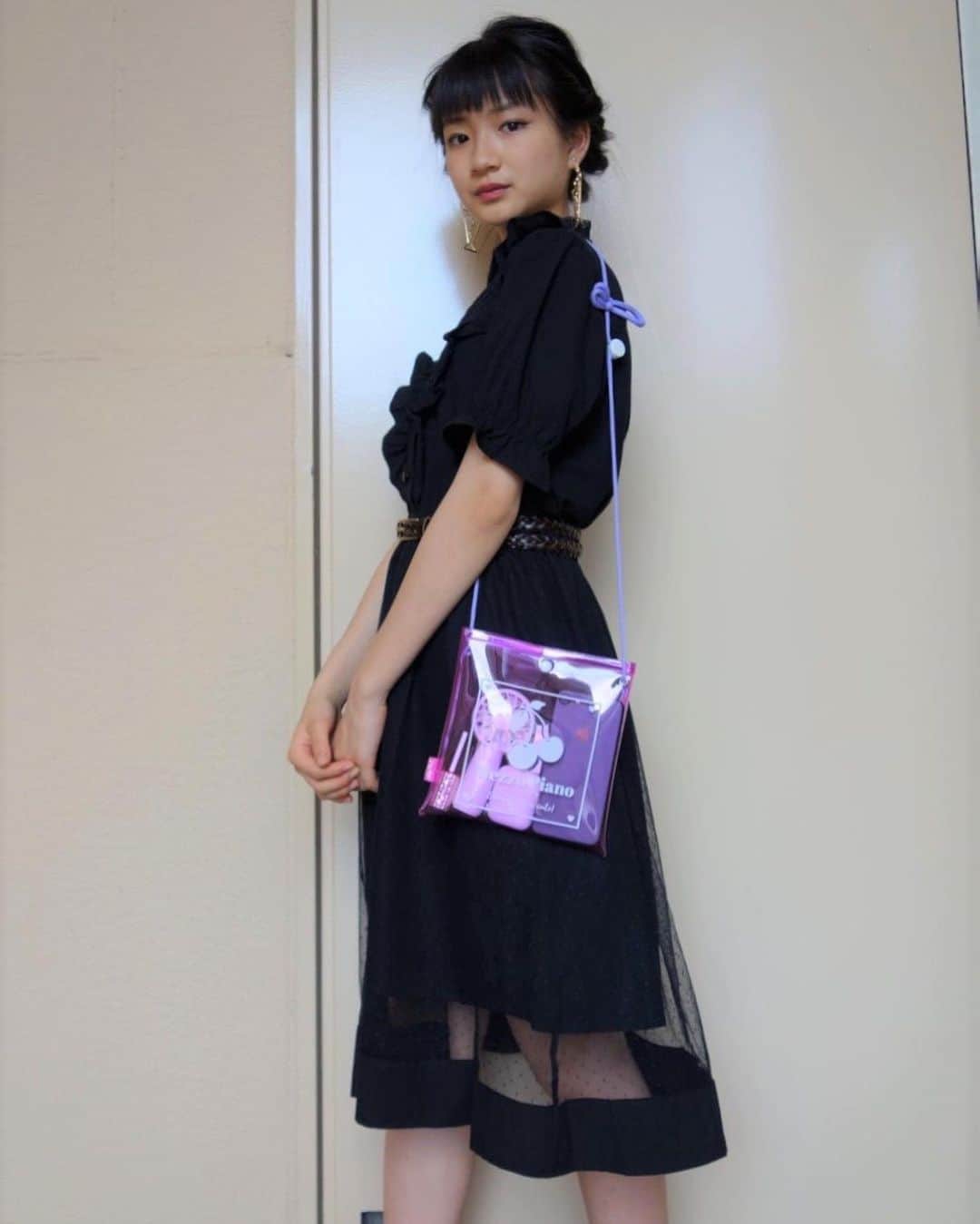 ニコ☆プチのインスタグラム：「おはよ〜っ😚🍭 今日はミウのふろくの使い方✨  ブラックガーリーコーデでバッチリキメてくれたよ😏💘  mezzo piano juniorさんサコッシュ🍒  美羽は、mezzo piano juniorっぽくガーリーに決めてみたよ。黒のワンピースに映えるカラー、ポイントのCherry🍒もキュート💕  サコッシュならではの出し入れがしやすく大活躍✌️ 美羽は、この夏の必需品を入れてみたよ。  #ニコプチ #ニコプチふろく #プチモのふろくの使い方  #ニコプチふろくのある生活  #メゾピアノジュニア #mezzopianojunior  #ふろく #和田美羽」