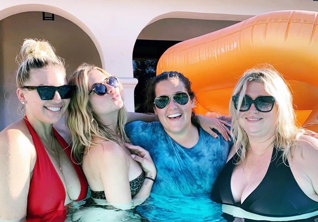 アシュレイ・ベンソンのインスタグラム：「My girls」