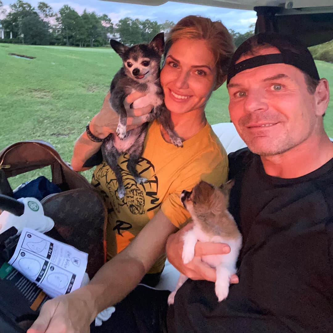 トリー・ウィルソンのインスタグラム：「. Today was the 1st day I can recall in recent weeks that I didn’t feel anxiety. Not even for 5 minutes. I consider myself a very chill person to begin with..but lately the anger I feel being emanated from all directions has been rocking my boat. As I know it has for so many of you.  . My usual go to’s are my sweat sessions, meditation or finding a quiet place to plant my feet in the grass while talking to God & the Cardinal that I swear is my Dad nosey - ing around. But lately it all feels defensive because the anxiety hits me as soon as I see my phone in the am...any number of notifications on my phone. . So today. I started something new. NO notifications on phone. Didn’t even look at it until 3 hrs after waking up. 😱No news. No twitter trending subjects to grab my focus. And a few allotted IG bursts later in the day. . It helped. A LOT. Sharing this is case you feel like joining me in trying it. Obviously we need our phones for work but the access we are giving the world to attack our peace of mind 24/7, instill fear, trigger us into acting like ppl we aren’t.. is getting out of control & I’m working on setting those boundaries. . We gotta set boundaries on what we allow in each day or we allow all the negative to start blinding us from anything positive. . Ok thats my ramble. Over and out. ✌🏽🙏🏽💪🏽🤍👊🏽👍🏼」