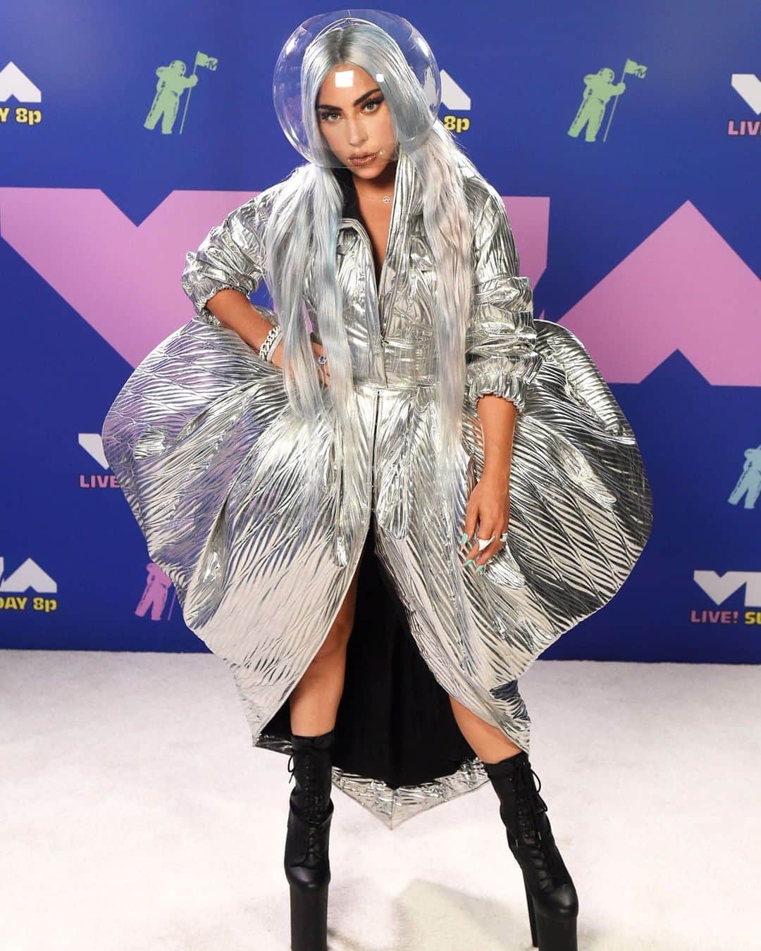 WHO WHAT WEARさんのインスタグラム写真 - (WHO WHAT WEARInstagram)「Take me to #Chromatica, @ladygaga. 🪐 #VMAs photo: getty images」8月31日 10時01分 - whowhatwear