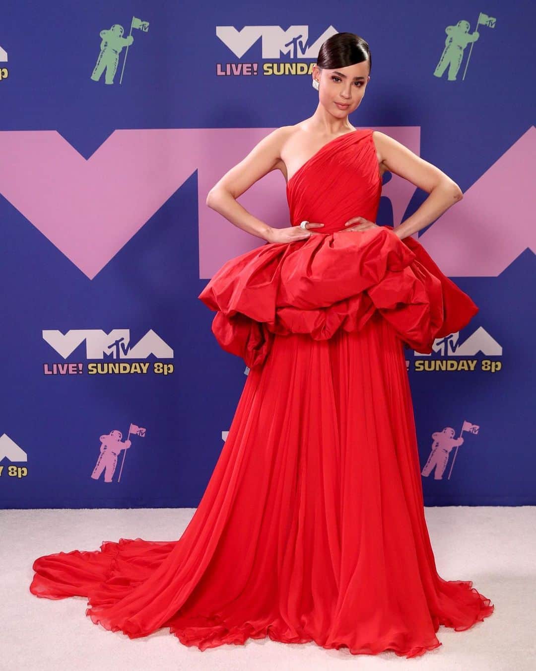 Teen Vogueさんのインスタグラム写真 - (Teen VogueInstagram)「With a virtual red carpet and out-of-the-box performances, the @VMAs are looking a bit different this year. But the LOOKS are still *chef's kiss* 😚👌 see them all at the link in bio. P.S. which is your favorite??」8月31日 10時01分 - teenvogue