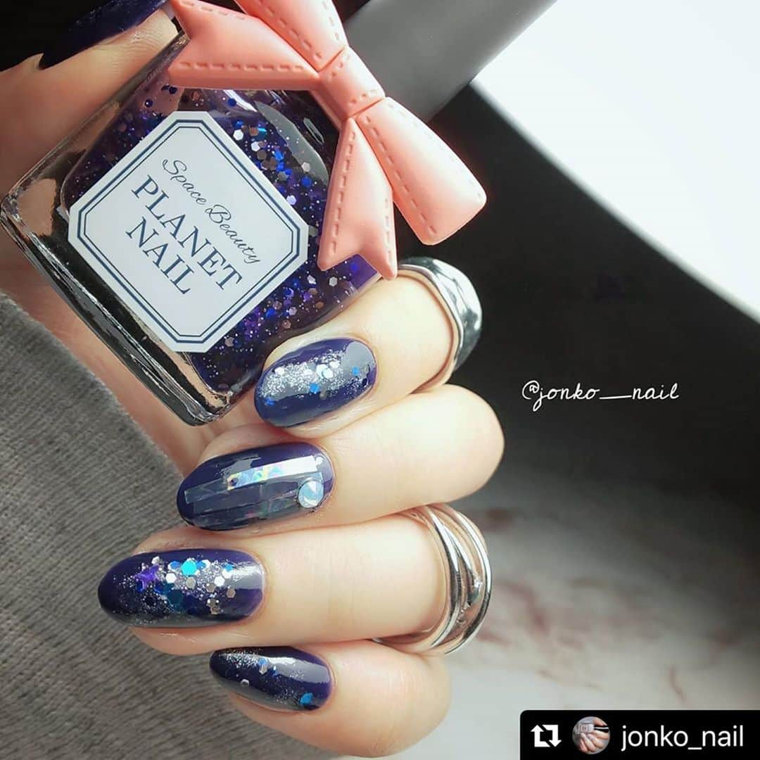 【PLANET NAIL（プラネット ネイル）】公式さんのインスタグラム写真 - (【PLANET NAIL（プラネット ネイル）】公式Instagram)「@jonko_nail さん PLANET NAIL Basic Line PLB29 捻じ曲げられた宇宙 を使用したネイルアレンジのご紹介ありがとうございます💅 ・ #Repost @jonko_nail with @make_repost ・・・ . . ┈┈┈┈┈┈┈┈┈┈┈┈┈┈┈┈  ギャラクシーネイル🪐🚀🌏👩‍🚀  ～初めての縛りネイルをしたよ～ ┈┈┈┈┈┈┈┈┈┈┈┈┈┈┈┈ . くみちゃん(@a_k35_nail )と縛りネイルしました👏🏻✨👏🏻✨👏🏻✨ 初めての縛りネイルを仲良くしてもらっているくみちゃんとできてとても嬉しい♡♡ タグは #JKコンビの縛りネイルはギラギラさせてなんぼでしょ です(笑) じょんこ(J)とくみちゃん(K)のコンビです😁 私たちのノリに合ったタグになったと思います(笑) . くみちゃんのネイルはいつも設定が興味深くて、それでいてとても芸術的なの！ 毎度驚かされます😳✨ カッコイイも可愛いも面白いもオールラウンダーなくみちゃんのネイル、みなさんも覗いてみてね👀💕 . そして今回の縛りの条件は、PLANET(@planet.jp )とスキューズミー(@_squseme_ )のシャンパンホワイトを使ってギラギラさせること✨ . 私は最近PLANETさんの#捻じ曲げられた宇宙 を手に入れたところで、このポリッシュはギャラクシーネイル以外に思いつかない！って思うほどほどぴったりでした🤭 . ベースはJUMII TOKYOのBEAUTIFUL NIGHTをたっぷり1度塗り。 中指は最近はまっている、オーロラフィルムの短冊仕込み(笑) それ以外の指は、シャンパンホワイトをスポンジにとってポンポンした上から、捻じ曲げられた宇宙を好きなように配置しました💡 . 捻じ曲げられた宇宙は形や色の異なるラメが入っていて、勝手に奥行きを出してくれて感動ものでした🥺♥ . 一緒にネイルしてくれたくみちゃんに大感謝😊💕 あ〜楽しかった！またやろうね\( ˆoˆ )/♡  . . ✎*。使用カラー @planet.jp ▹▸﻿#捻じ曲げられた宇宙 @_squseme_ ▹▸﻿#スキューズミーグロッシーコート シャンパンホワイト @jumiitokyo ▹▸﻿BEAUTIFUL NIGHT . . . #セルフネイル #セルフネイル部 #selfnailclub #selfnail #ポリッシュネイル #プチプラネイル #100均ネイル #ネイル好きな人と繋がりたい #セルフネイラーさんと繋がりたい #マニキュア #ポリッシュ派 #トレンドネイル #流行りネイル #ネイル写真研究 #キラキラネイル #ラメネイル #ギラギラネイル #夏ネイル #夏ネイル2020 #ギャラクシーネイル #プラネットネイル  #グロッシーコート #jumiitokyo #ジュミートウキョウ #jumiist第2期」8月31日 10時02分 - planet.jp