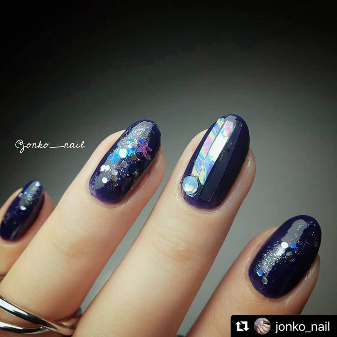 【PLANET NAIL（プラネット ネイル）】公式さんのインスタグラム写真 - (【PLANET NAIL（プラネット ネイル）】公式Instagram)「@jonko_nail さん PLANET NAIL Basic Line PLB29 捻じ曲げられた宇宙 を使用したネイルアレンジのご紹介ありがとうございます💅 ・ #Repost @jonko_nail with @make_repost ・・・ . . ┈┈┈┈┈┈┈┈┈┈┈┈┈┈┈┈  ギャラクシーネイル🪐🚀🌏👩‍🚀  ～初めての縛りネイルをしたよ～ ┈┈┈┈┈┈┈┈┈┈┈┈┈┈┈┈ . くみちゃん(@a_k35_nail )と縛りネイルしました👏🏻✨👏🏻✨👏🏻✨ 初めての縛りネイルを仲良くしてもらっているくみちゃんとできてとても嬉しい♡♡ タグは #JKコンビの縛りネイルはギラギラさせてなんぼでしょ です(笑) じょんこ(J)とくみちゃん(K)のコンビです😁 私たちのノリに合ったタグになったと思います(笑) . くみちゃんのネイルはいつも設定が興味深くて、それでいてとても芸術的なの！ 毎度驚かされます😳✨ カッコイイも可愛いも面白いもオールラウンダーなくみちゃんのネイル、みなさんも覗いてみてね👀💕 . そして今回の縛りの条件は、PLANET(@planet.jp )とスキューズミー(@_squseme_ )のシャンパンホワイトを使ってギラギラさせること✨ . 私は最近PLANETさんの#捻じ曲げられた宇宙 を手に入れたところで、このポリッシュはギャラクシーネイル以外に思いつかない！って思うほどほどぴったりでした🤭 . ベースはJUMII TOKYOのBEAUTIFUL NIGHTをたっぷり1度塗り。 中指は最近はまっている、オーロラフィルムの短冊仕込み(笑) それ以外の指は、シャンパンホワイトをスポンジにとってポンポンした上から、捻じ曲げられた宇宙を好きなように配置しました💡 . 捻じ曲げられた宇宙は形や色の異なるラメが入っていて、勝手に奥行きを出してくれて感動ものでした🥺♥ . 一緒にネイルしてくれたくみちゃんに大感謝😊💕 あ〜楽しかった！またやろうね\( ˆoˆ )/♡  . . ✎*。使用カラー @planet.jp ▹▸﻿#捻じ曲げられた宇宙 @_squseme_ ▹▸﻿#スキューズミーグロッシーコート シャンパンホワイト @jumiitokyo ▹▸﻿BEAUTIFUL NIGHT . . . #セルフネイル #セルフネイル部 #selfnailclub #selfnail #ポリッシュネイル #プチプラネイル #100均ネイル #ネイル好きな人と繋がりたい #セルフネイラーさんと繋がりたい #マニキュア #ポリッシュ派 #トレンドネイル #流行りネイル #ネイル写真研究 #キラキラネイル #ラメネイル #ギラギラネイル #夏ネイル #夏ネイル2020 #ギャラクシーネイル #プラネットネイル  #グロッシーコート #jumiitokyo #ジュミートウキョウ #jumiist第2期」8月31日 10時02分 - planet.jp