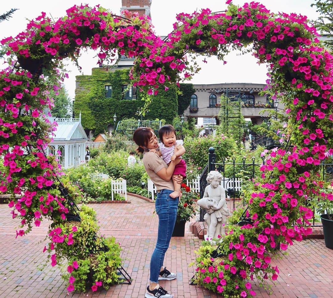 DJ YURiAのインスタグラム：「🍪🍪🍪﻿ ﻿ We went to Shiroikoibito-Park because It was rainy day.﻿ It was more fun than I thought!!﻿ ﻿ My husband watched seriously at the factory than my daughter.﻿ And there was the play area for children.﻿ It was good for family.﻿ ﻿ When my daughter gets old enough,I'd like to come again.Because we can experience to make cookies,chocolates and so on.﻿ ﻿ ﻿ お天気があまり良くなかったので﻿ 白い恋人パークへ。﻿ 想像以上に楽しかったです！！﻿ ﻿ 夫は娘より真剣に工場を覗いていました笑 キッズスペースもあったり、﻿ ファミリーが楽しめる施設でした。﻿ ﻿ 娘がもう少し大きくなったら、﻿ クッキーやチョコレートを作ったり﻿ 色々な体験も楽しめるので、﻿ また行きたいと思います。﻿ ﻿ ﻿ ﻿ #hokkaido﻿ #japantrip  #北海道旅行﻿ #家族旅行﻿ #白い恋人パーク﻿ #女の子ママ﻿ #写真好きな人と繋がりたい」